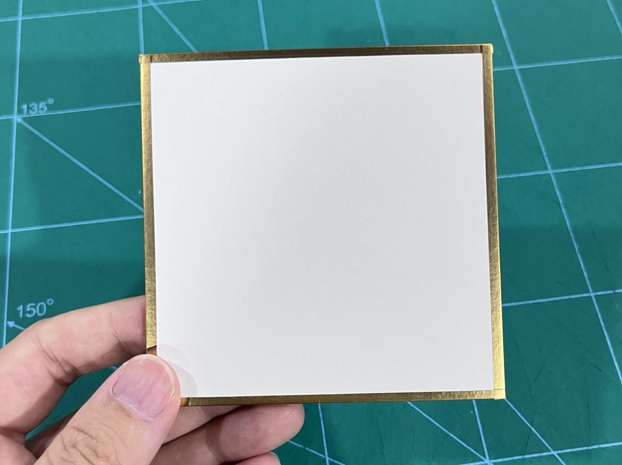 35.空白的金框正方形色紙