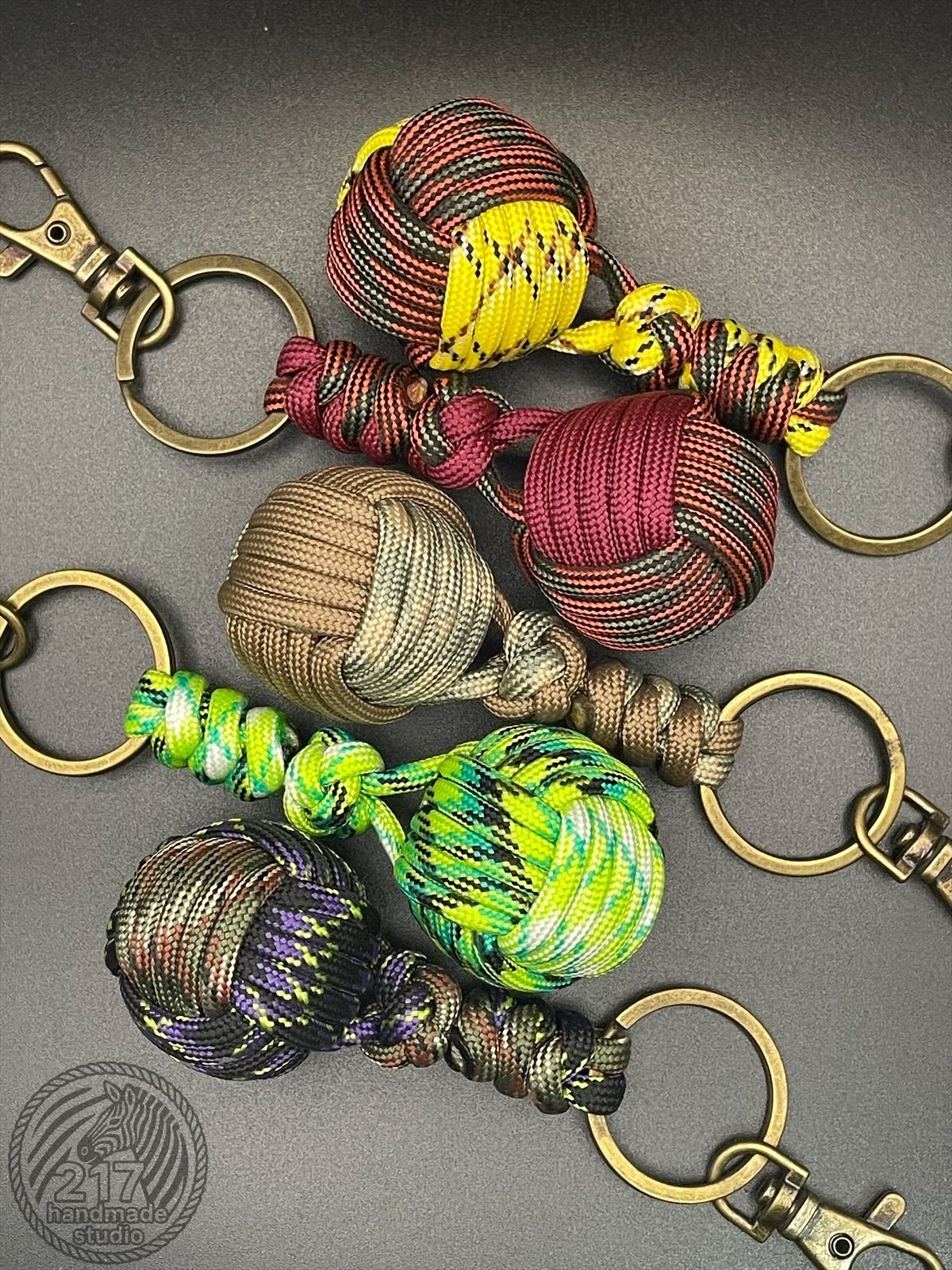 「有球必應」撞色手作傘繩鑰匙圈