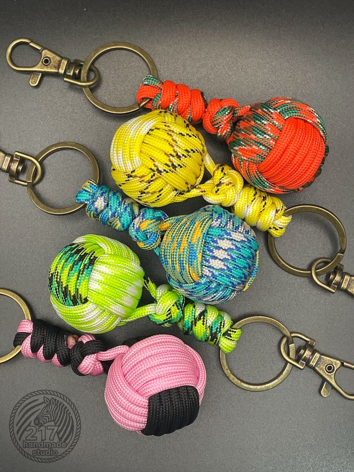 「有球必應」撞色手作傘繩鑰匙圈