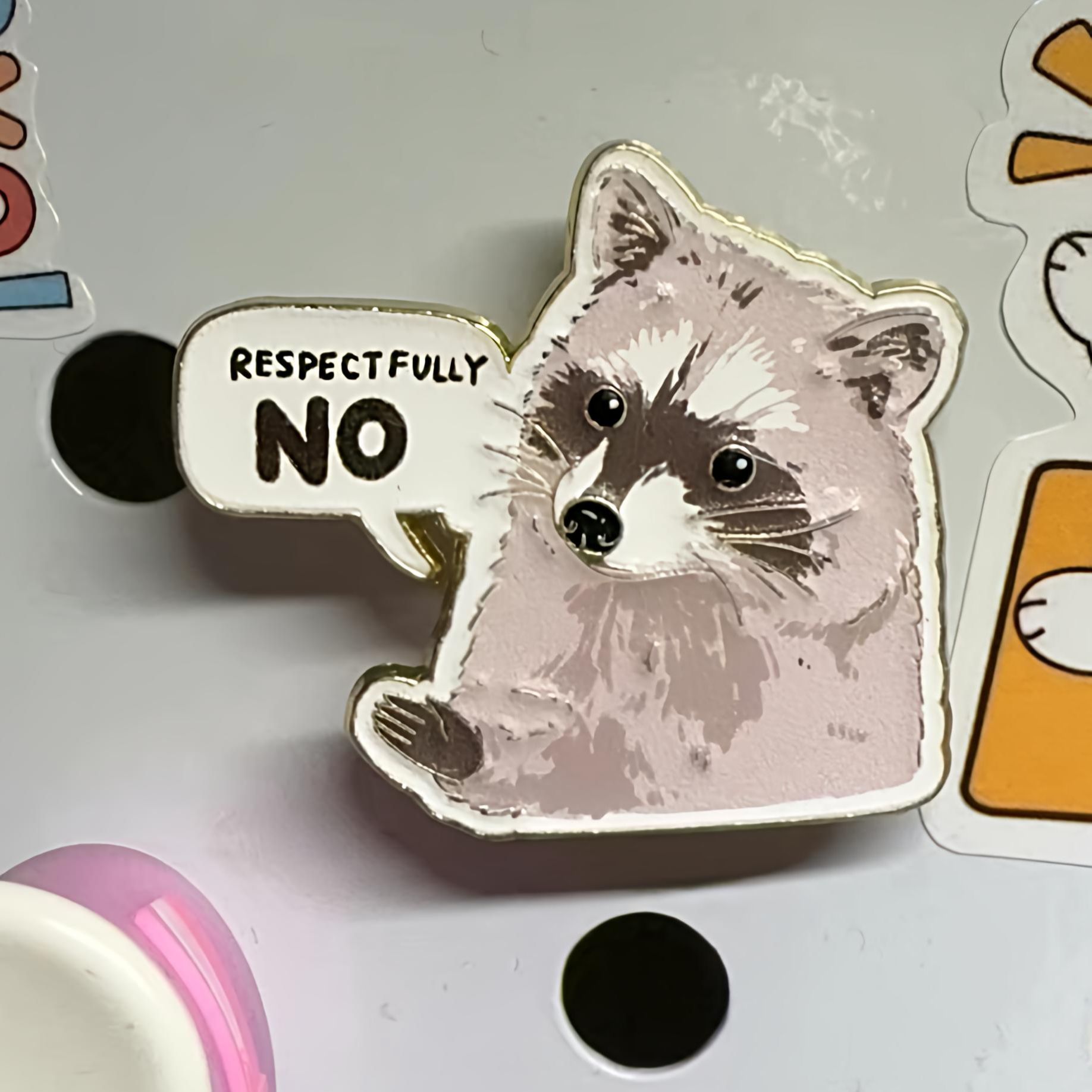 我尊重但拒絕小浣熊徽章（背後有針扣）