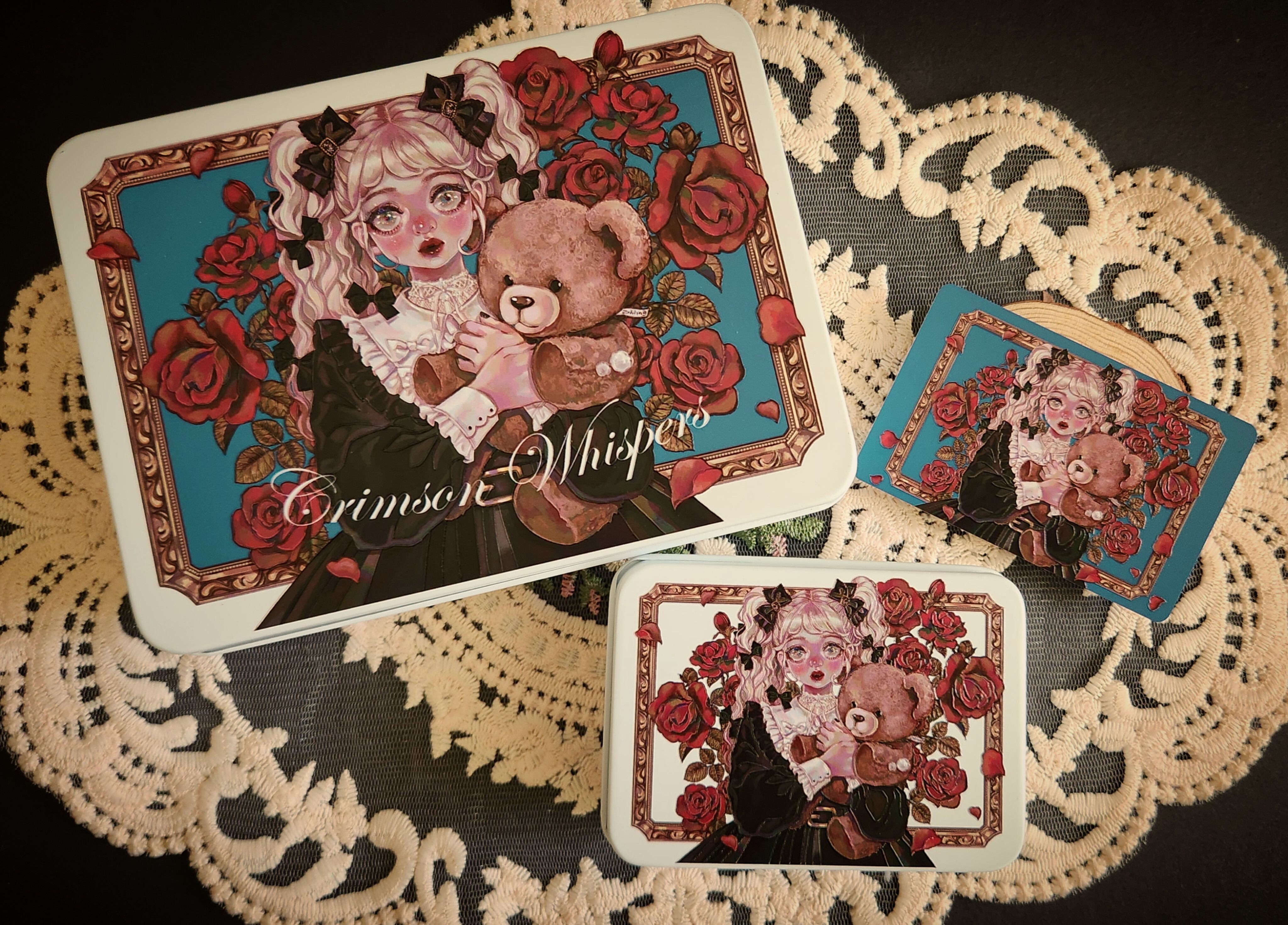【預購】Crimson Whispers 浮雕馬口鐵盒