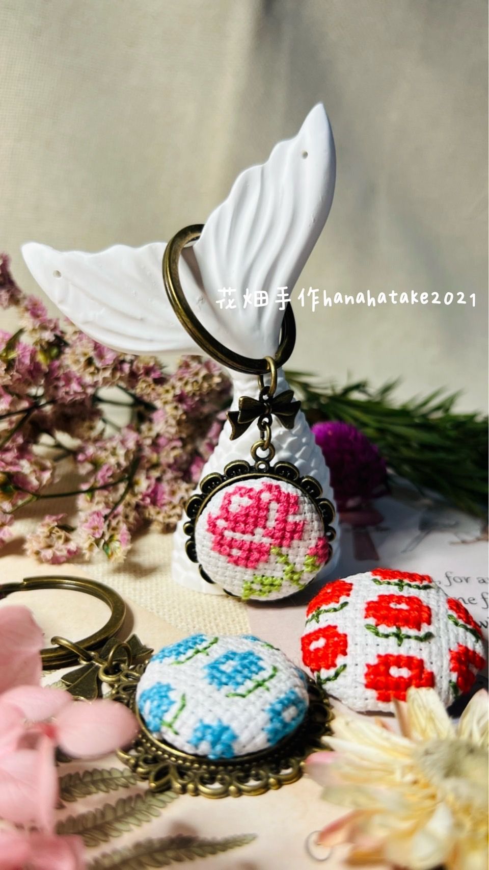 花畑飾物所Hanabatake Atelier ｜手縫刺繡系列｜復古蕾絲框金屬款 刺繡鑰匙圈