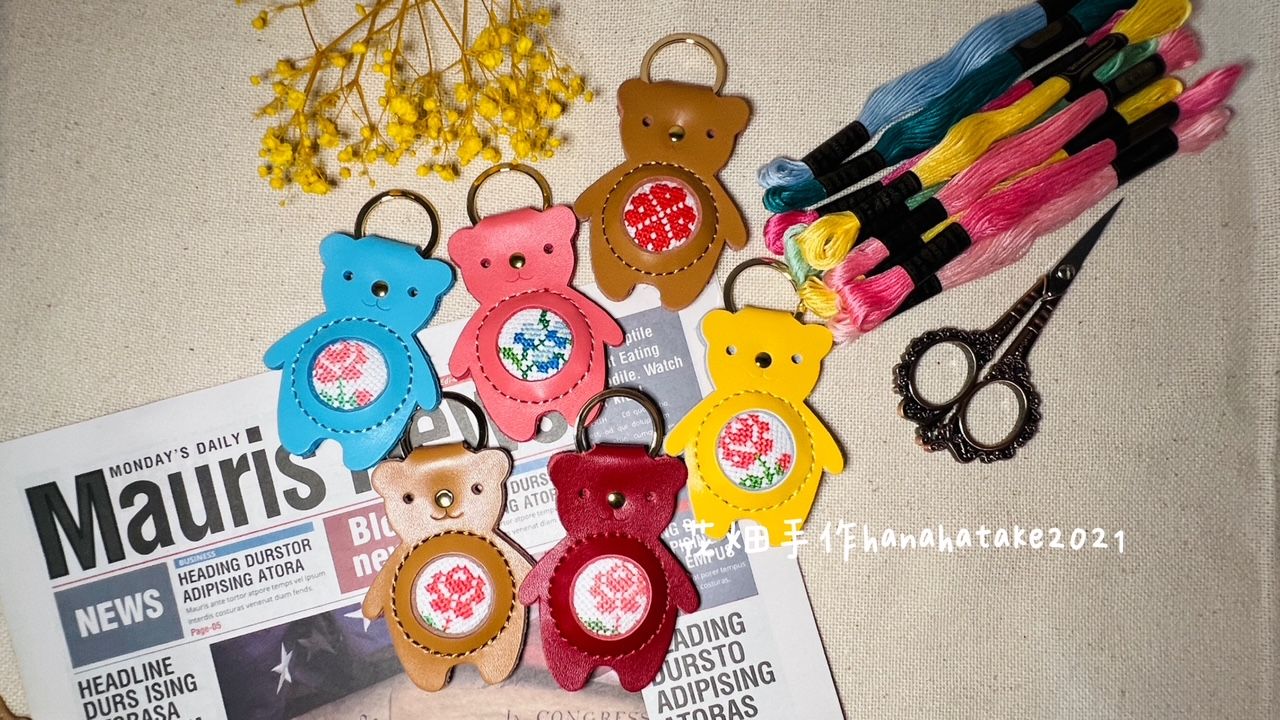 花畑飾物所Hanabatake Atelier ｜手縫刺繡系列｜熊熊皮革款 真皮雙面刺繡鑰匙圈