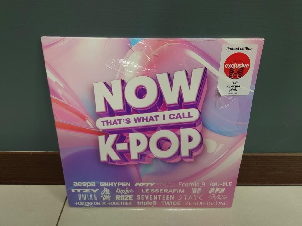 全新 NOW K-POP特典紅粉色彩膠+亞莉安娜 Eternal Sunshine （Deluxe） D2C