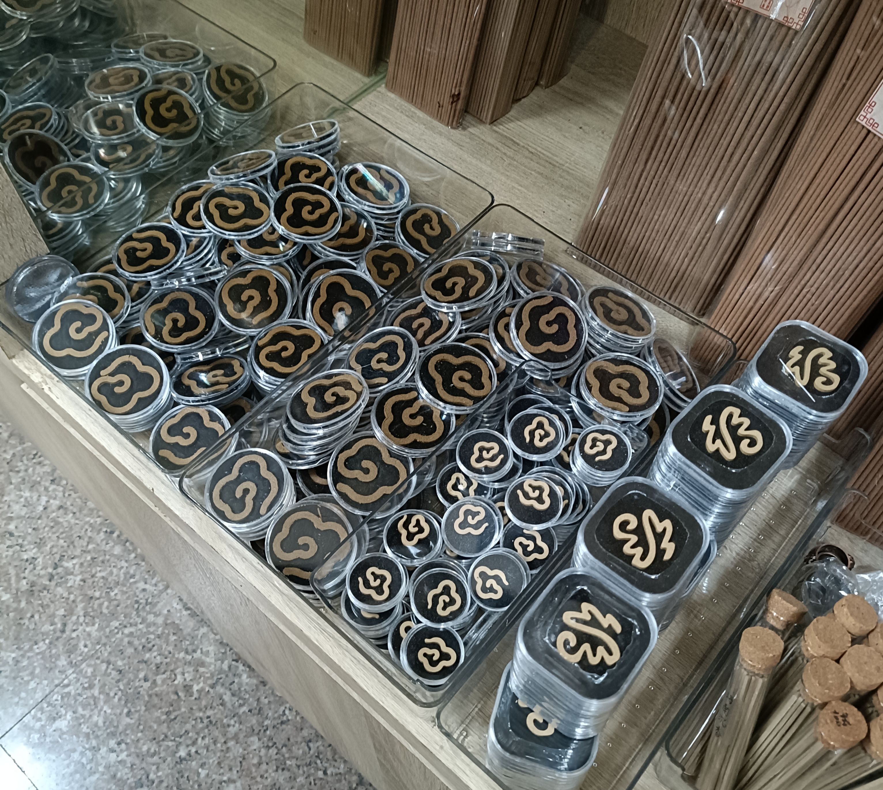 龍藝香品-無黏沉香系列 大祥雲.紅土福字