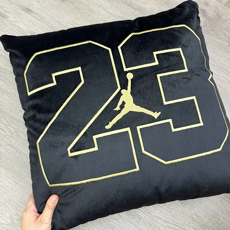 海外限定 JORDAN 23號 抱枕 黑金 飛人 預購