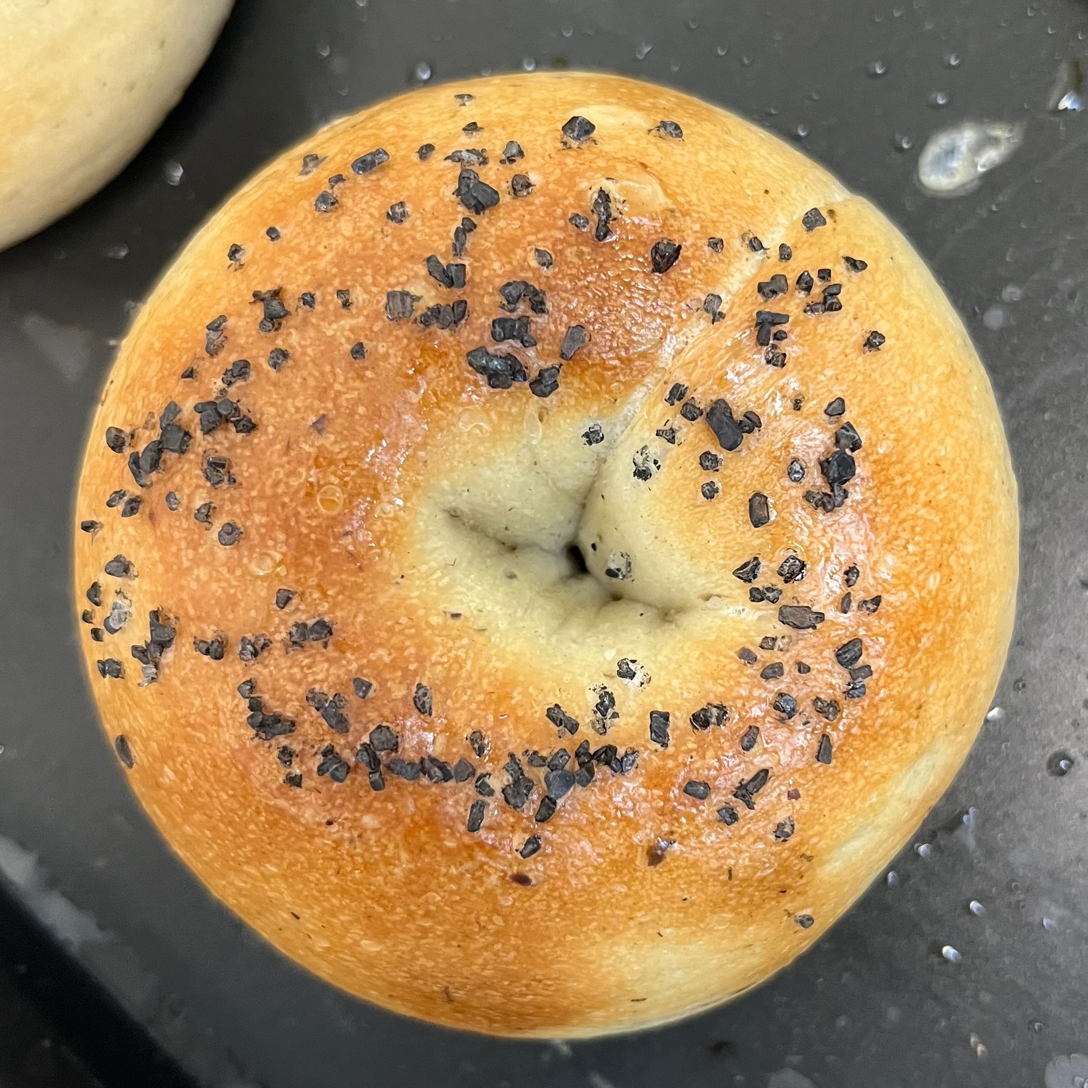 黑鑽松露奶油小貝果 選用夏威夷黑鹽增添風味 新品優惠中