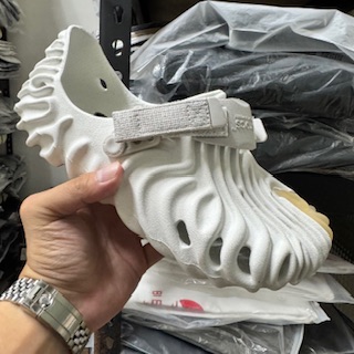 Crocs聯名M6