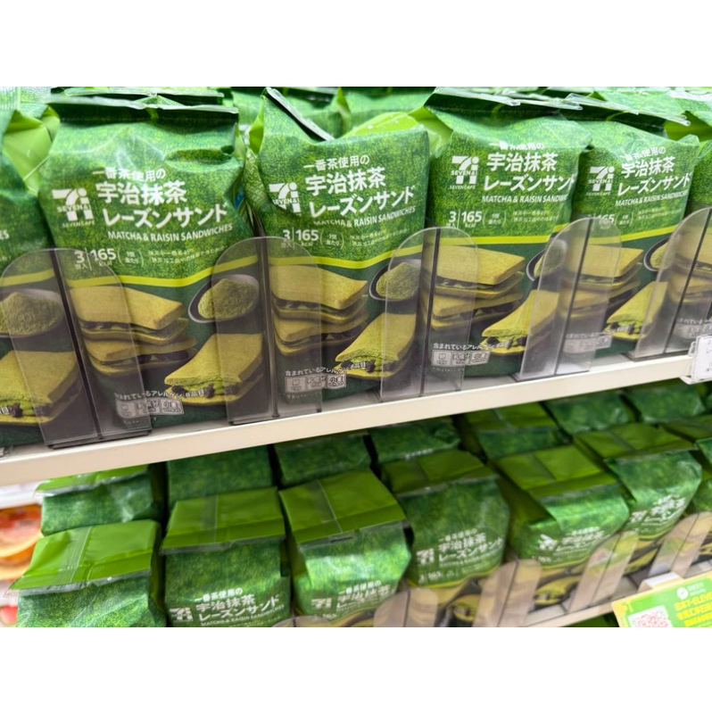 現貨 超欠吃抹茶軟餅乾🔥一間一間掃才有❤️』日本🇯🇵7-11宇治抹茶蘭姆葡萄夾心餅乾 3入@D1