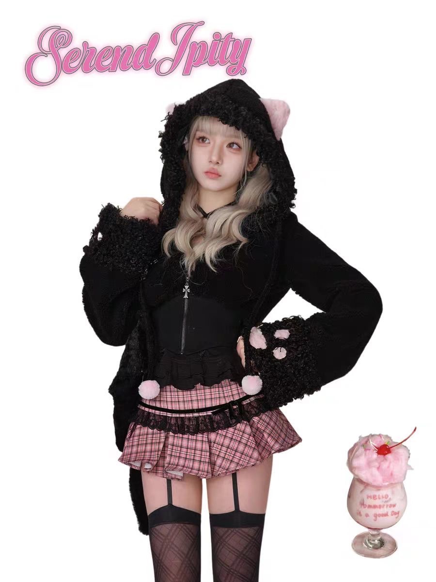 反叛小貓 短款羊羔毛外套+粉格百褶裙+黑色蕾絲吊帶