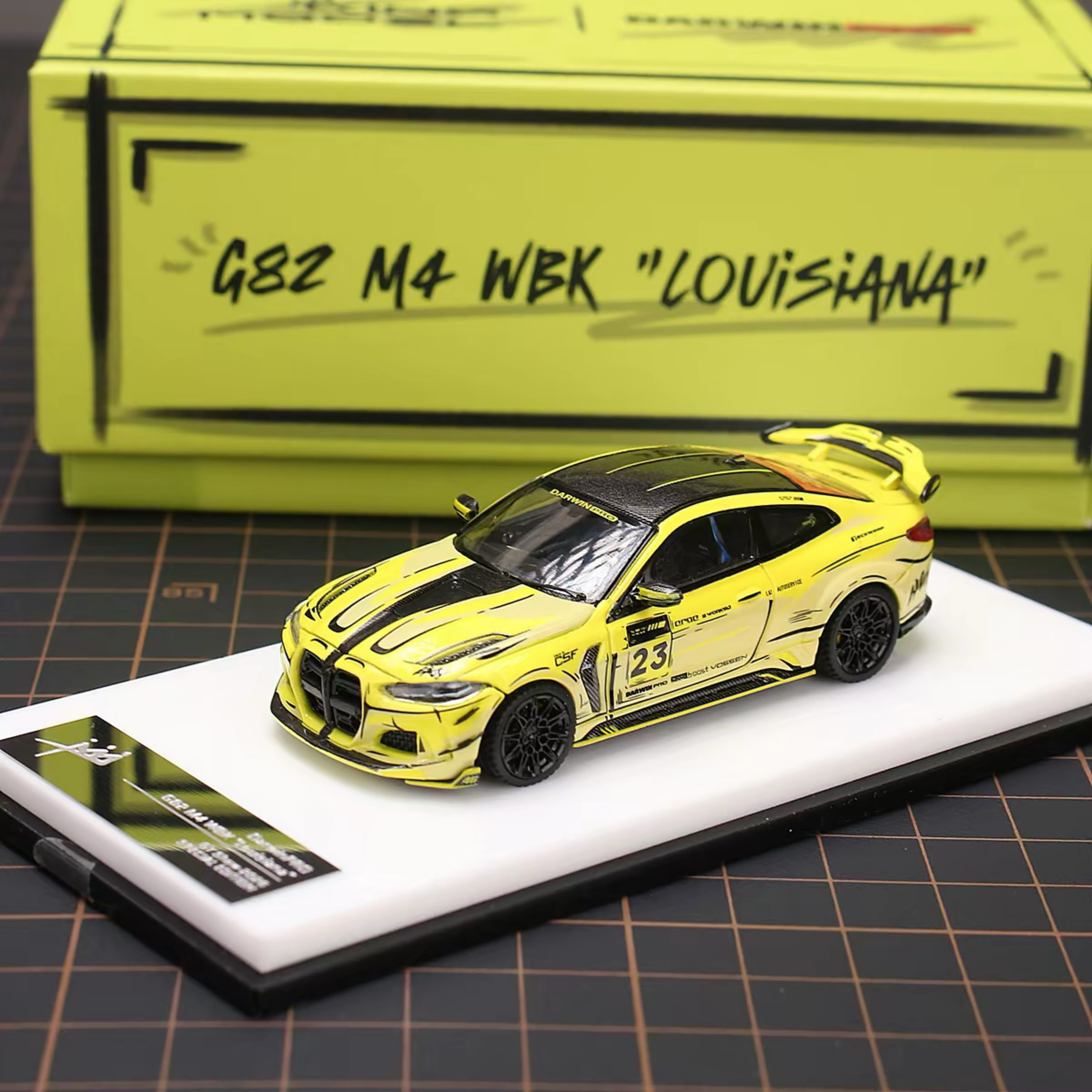 KING MODEL 1:64 寶馬M4 G82 漫畫素描黃色合金汽車模型