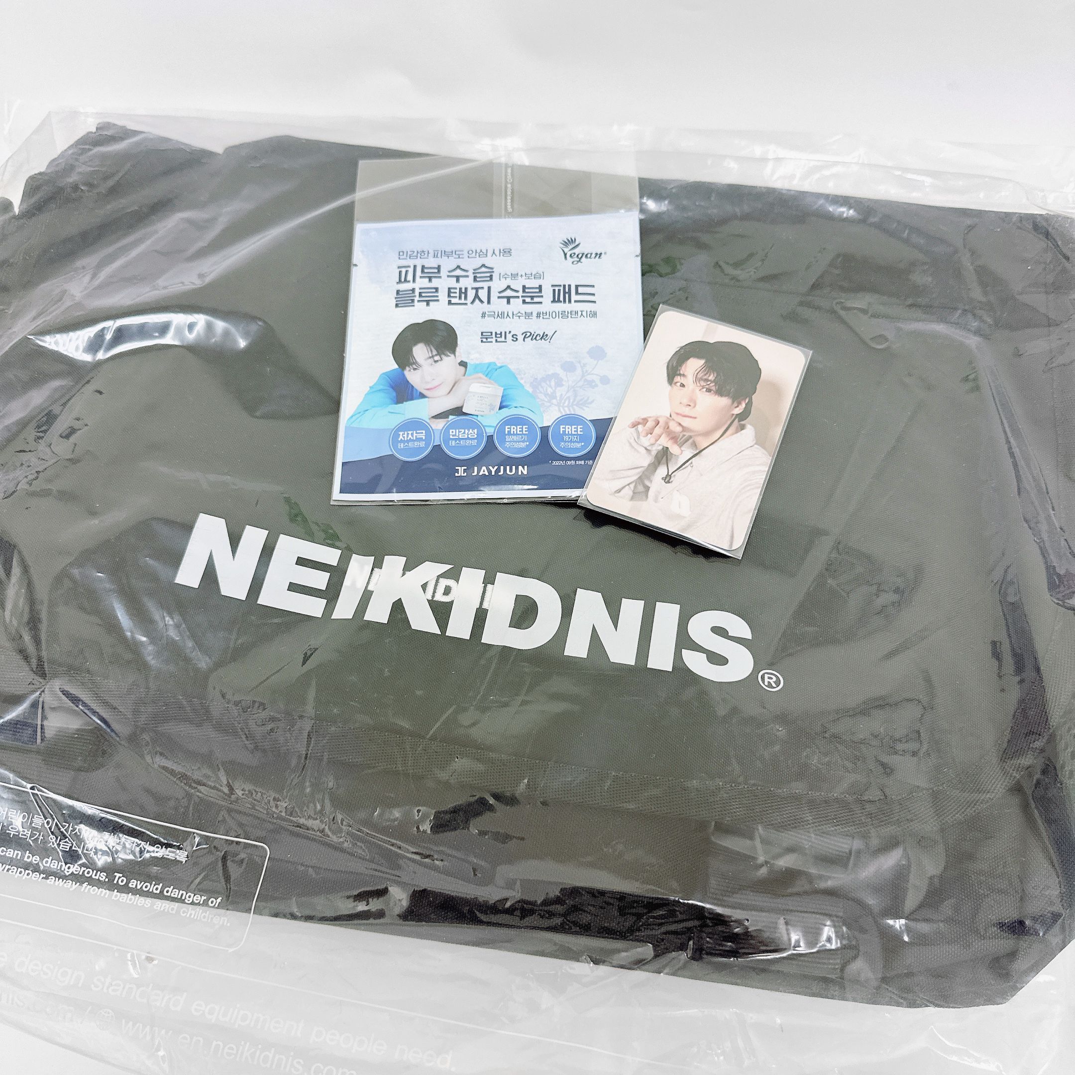 現貨｜全新未用｜文彬代言 NEIKIDNIS 側背包＋小卡＋小證件照｜送面膜2片
