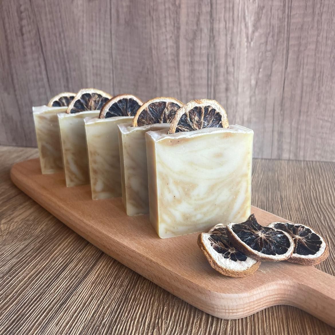 Pure純粹手工皂-甜橙肉桂皂。甜橙精油、玫瑰天竺葵精油、肉桂葉精油