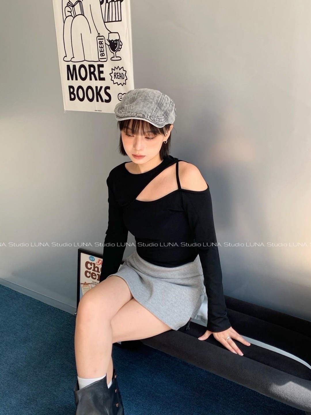 預購✨ 【韓系斜肩一字領上衣】顯鎖骨修身短版上衣／設計感長袖上衣