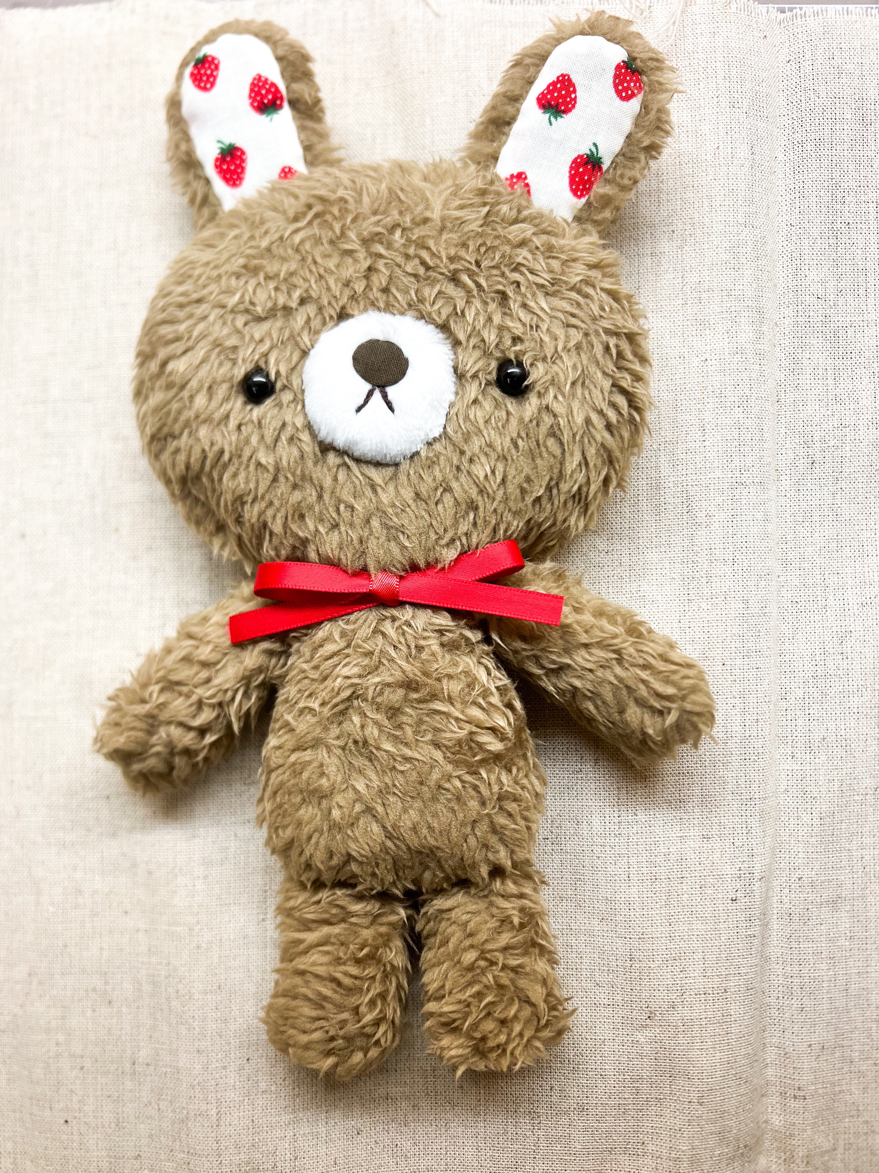 🐰🍓21cm 手工兔兔娃娃 （咖啡色 × 紅色蝴蝶結 × 草莓耳朵）| 日本娃娃藝術家限量作品