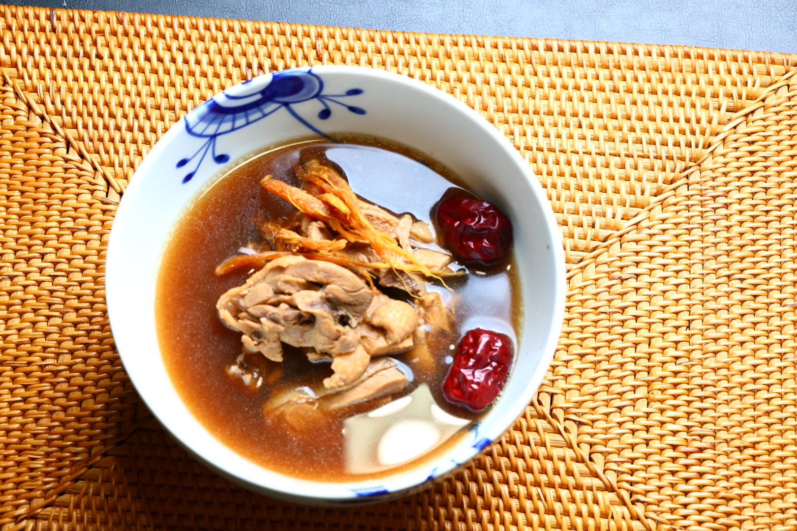 何首烏煲雞湯