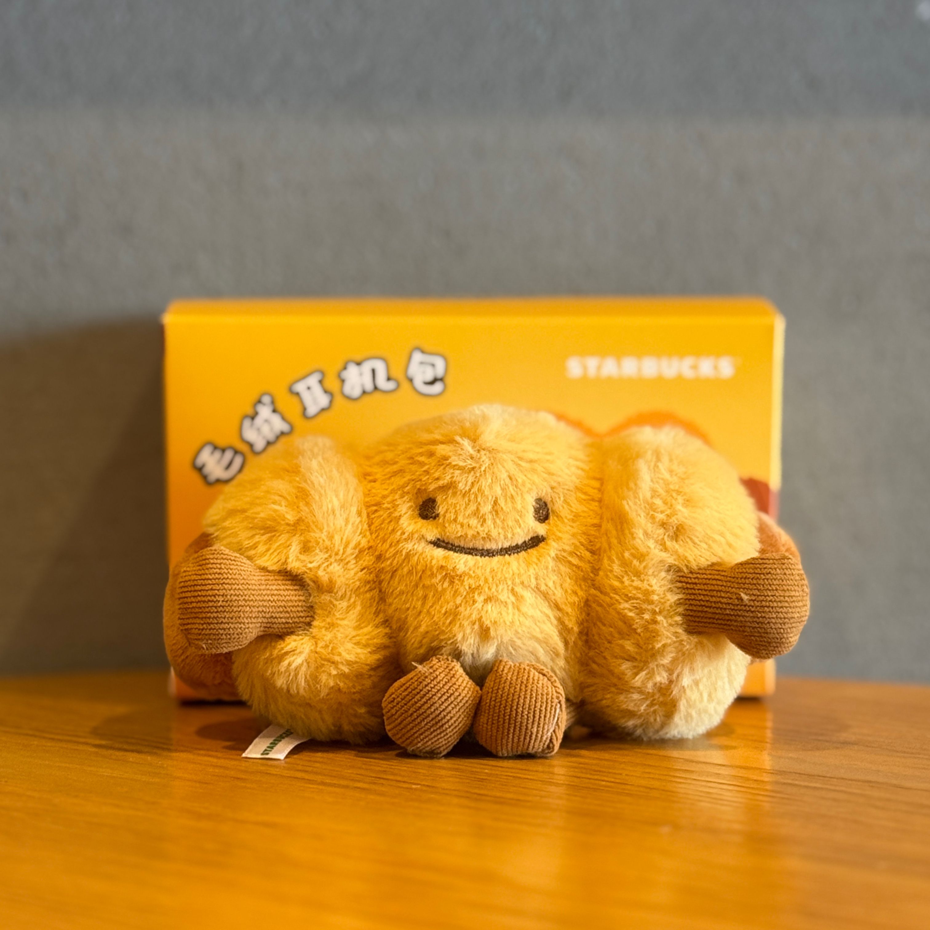 ＜預購＞ 星巴克 限量＜腸仔包＞可頌毛絨耳機包