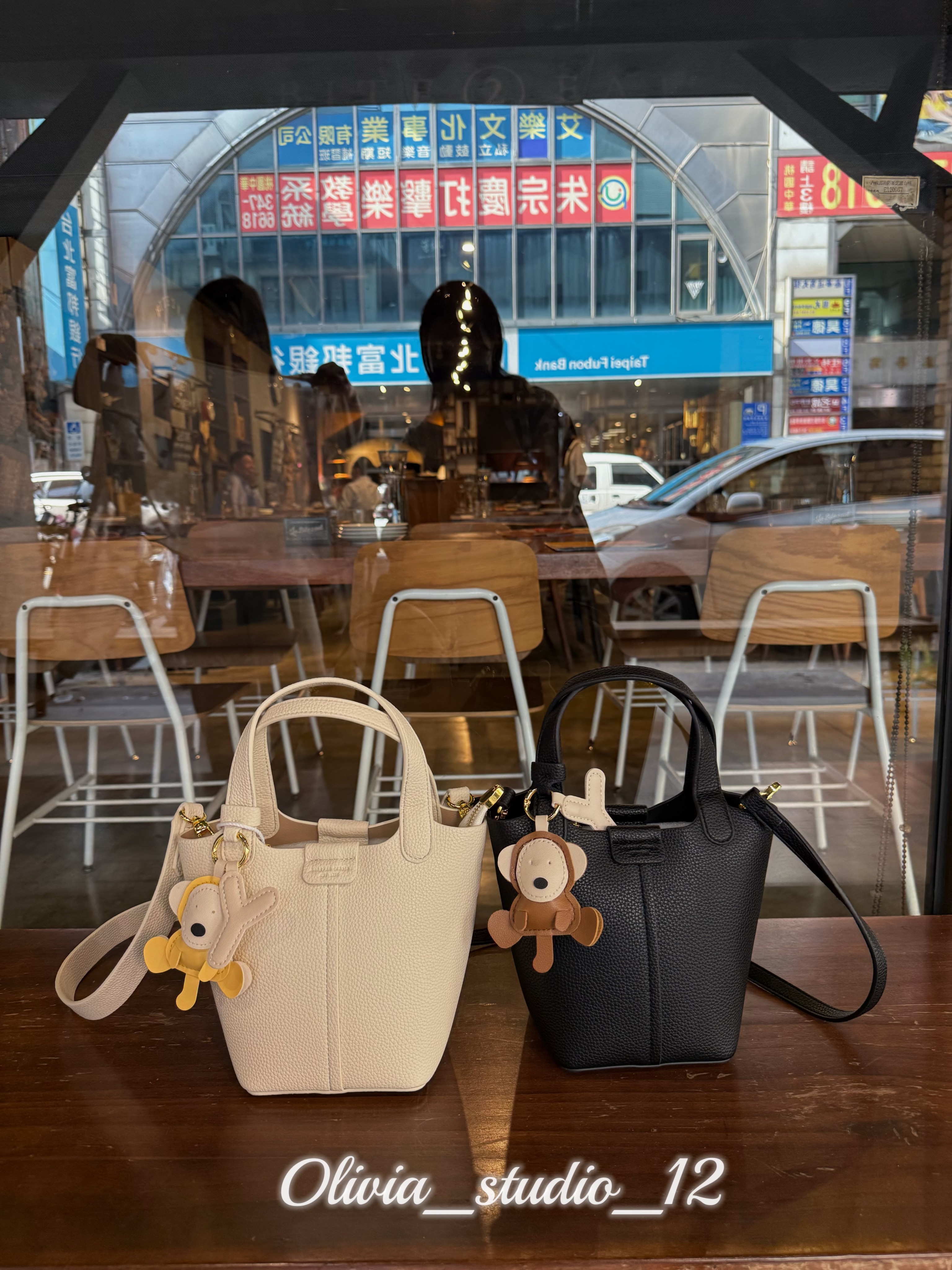 𝓞𝓵𝓲𝓿𝓲𝓪_卡哇伊猴子水桶包 （含吊飾）