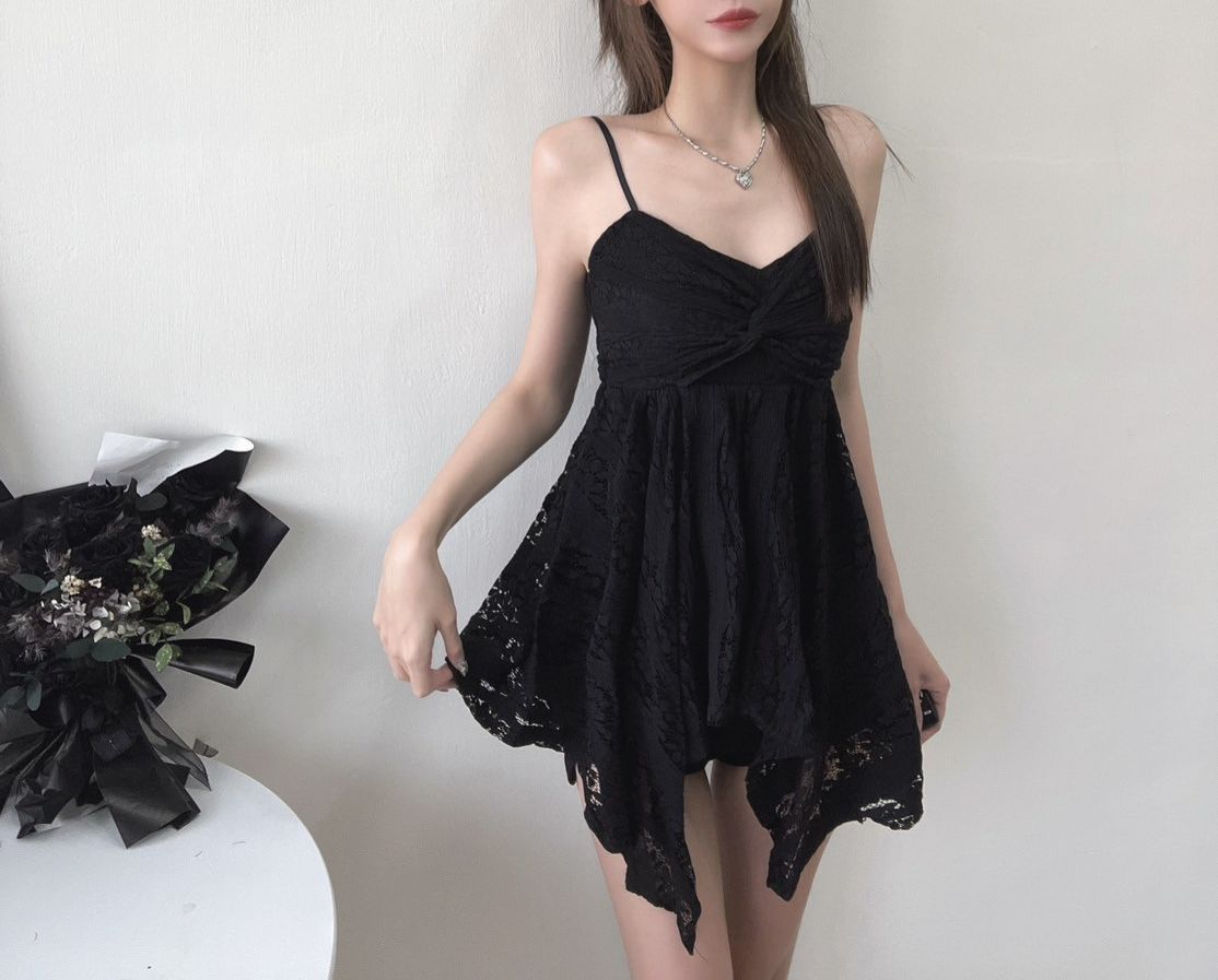 細肩蕾絲不規則上衣💫