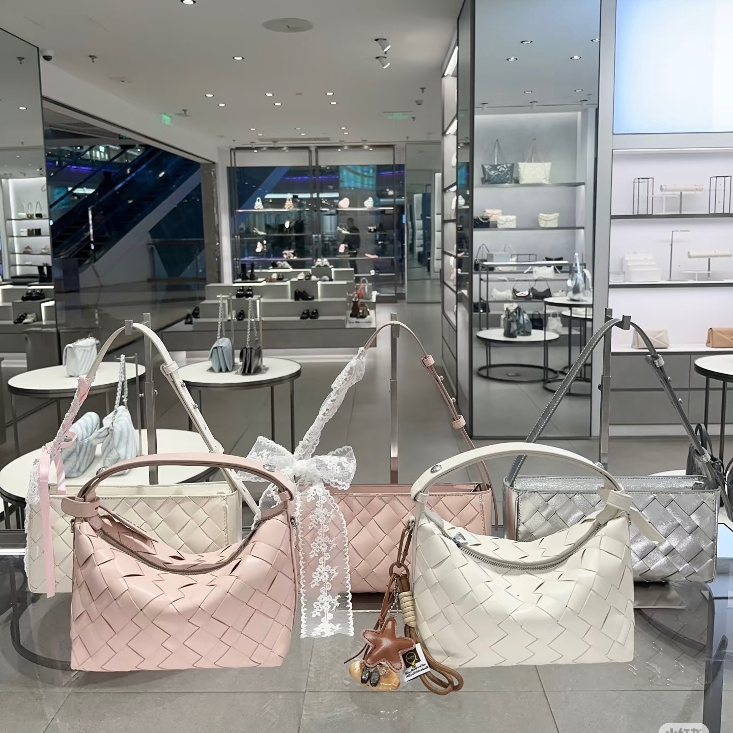 CHARLES ＆ KEITH 小CK 春日編織包 CK2-20151510