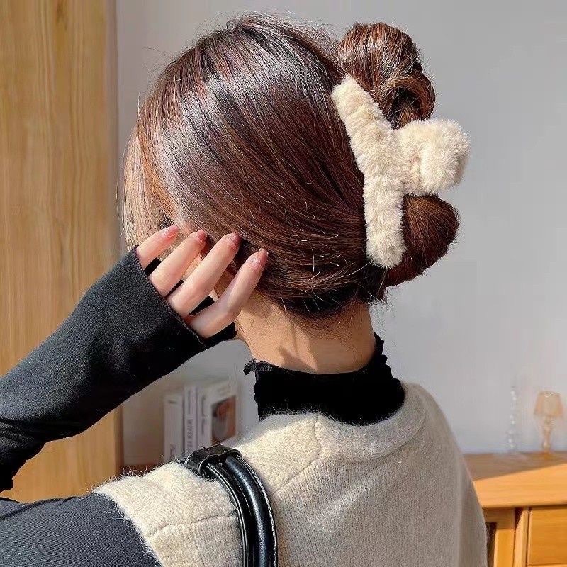 韓系毛絨絨鯊魚夾 秋冬必備🍂 甜美氣質抓夾 絨毛少女後腦勺抓夾 髮飾 毛毛髮夾 洗澡抓夾