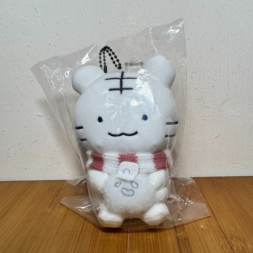 玩雪球的小白虎吊飾娃娃