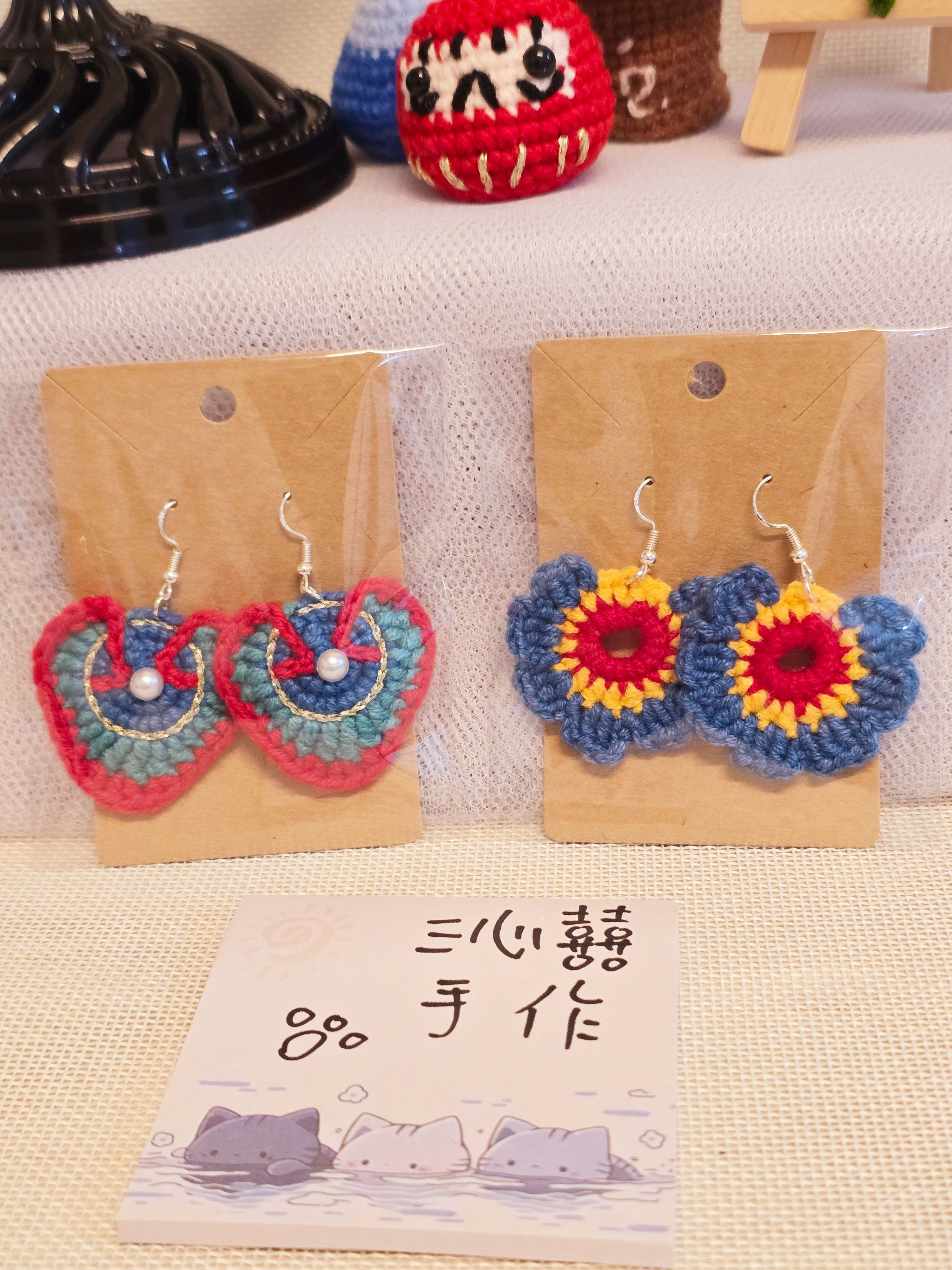 （左）紅邊敦煌風，（右）敦煌色系花朵耳環