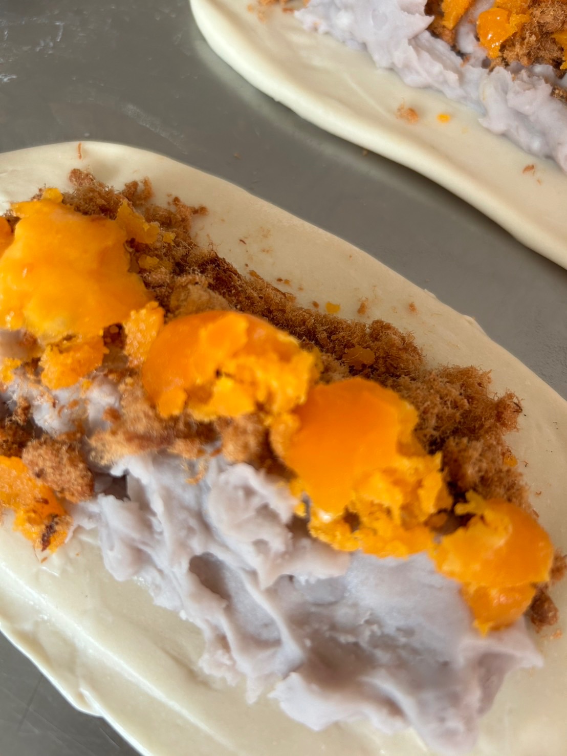 芋頭肉鬆鹹蛋黃貝果