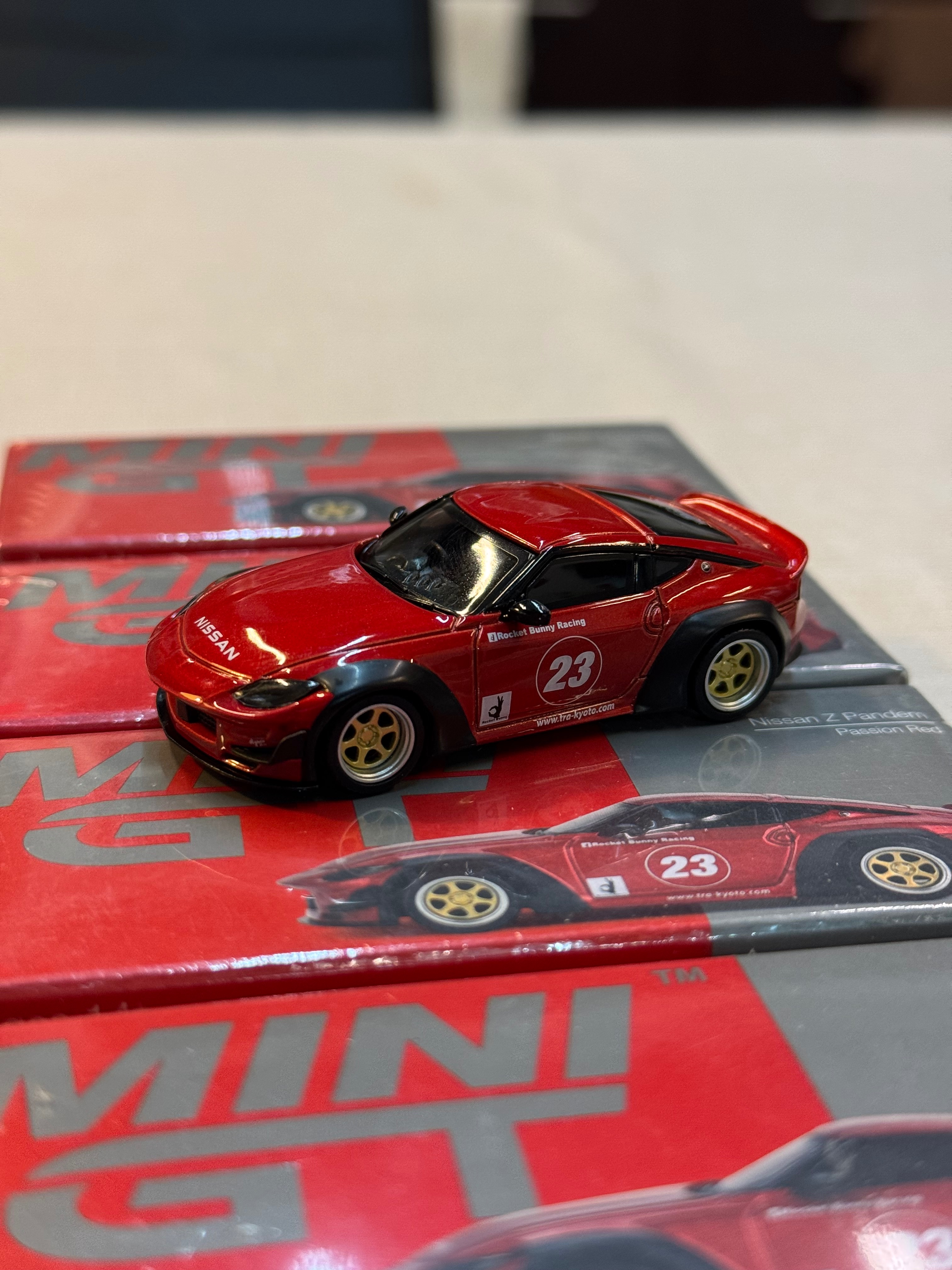 Mini GT Nissan Z PANDEM 紅