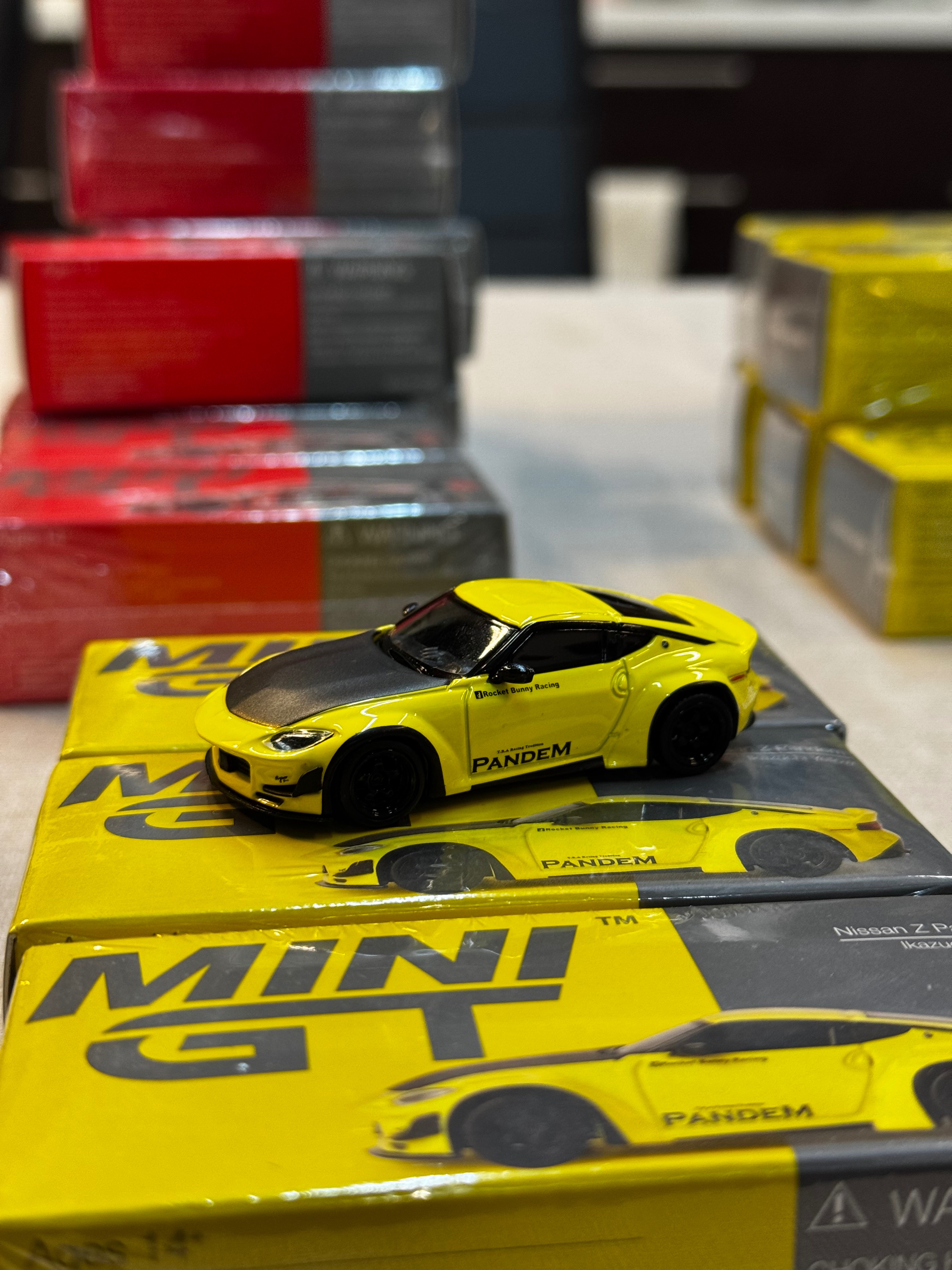 Mini GT Nissan Z Pandem 黃