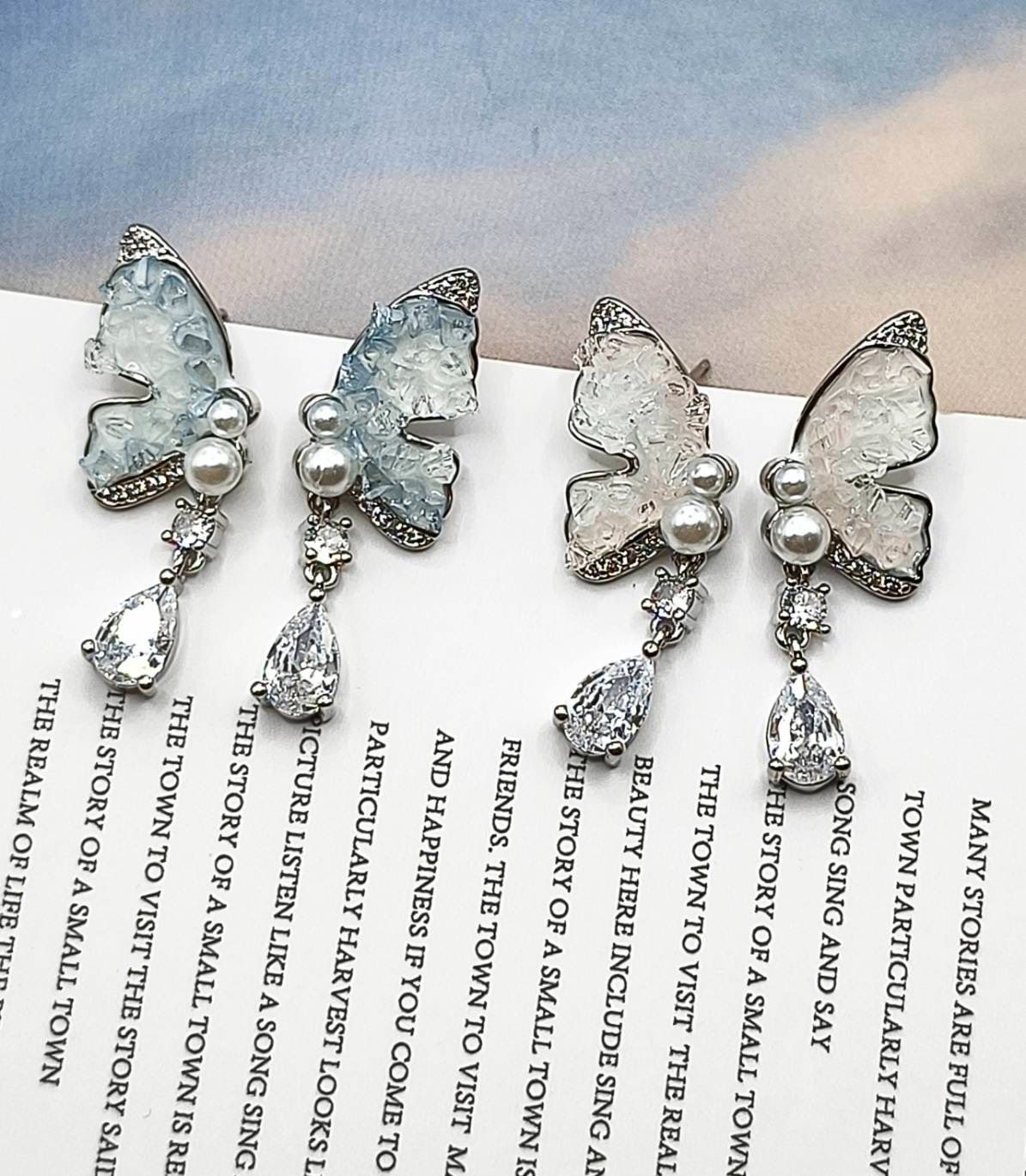 蝴蝶翅膀水晶耳環（藍粉款）