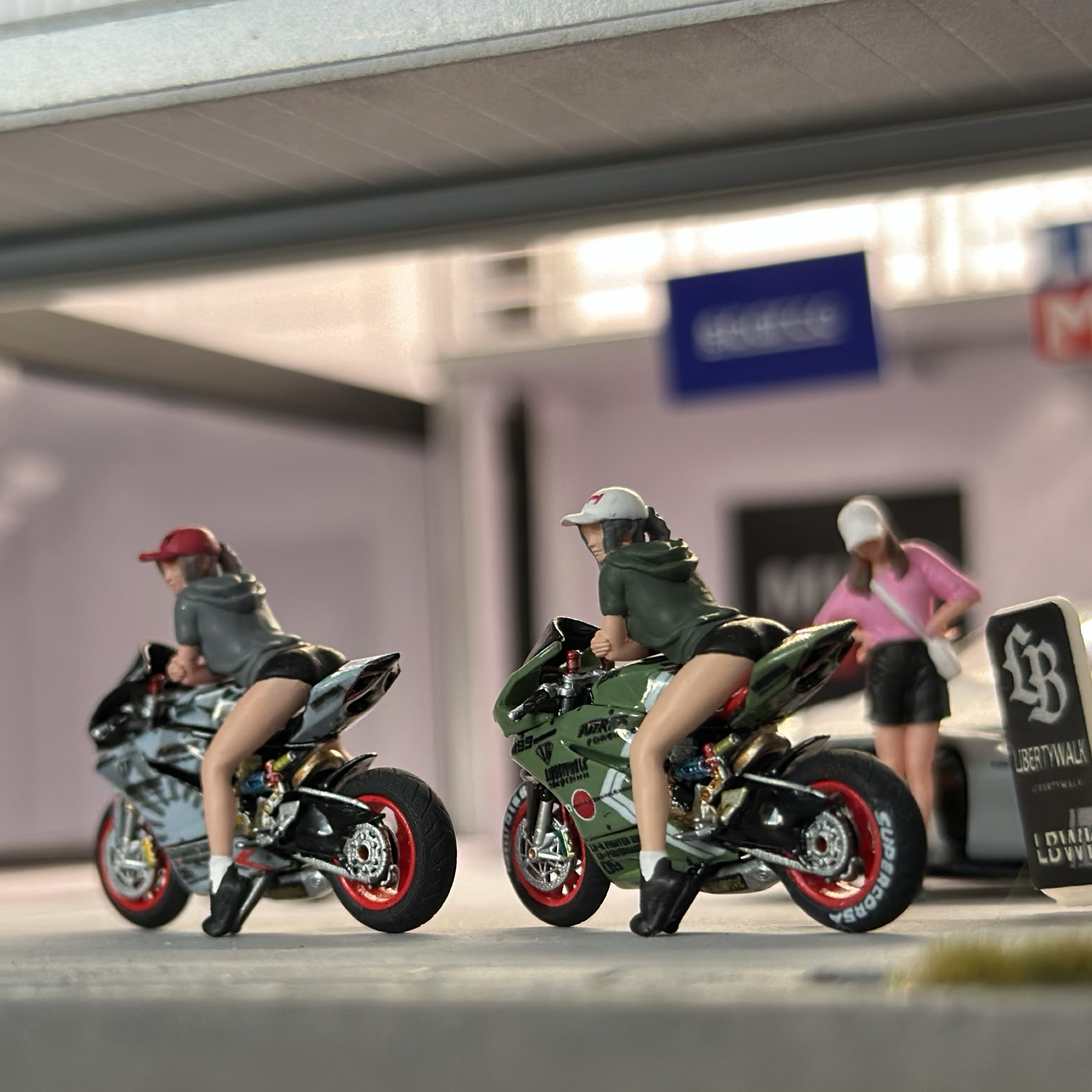 摩托車女孩 共兩款（不含摩托車