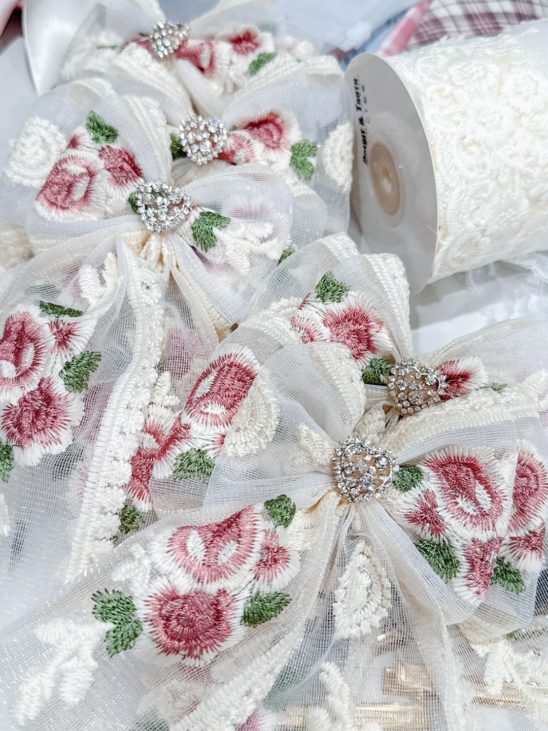 Rosée Blanche・晨露綻放刺繡蝴蝶結 彈簧夾髮飾