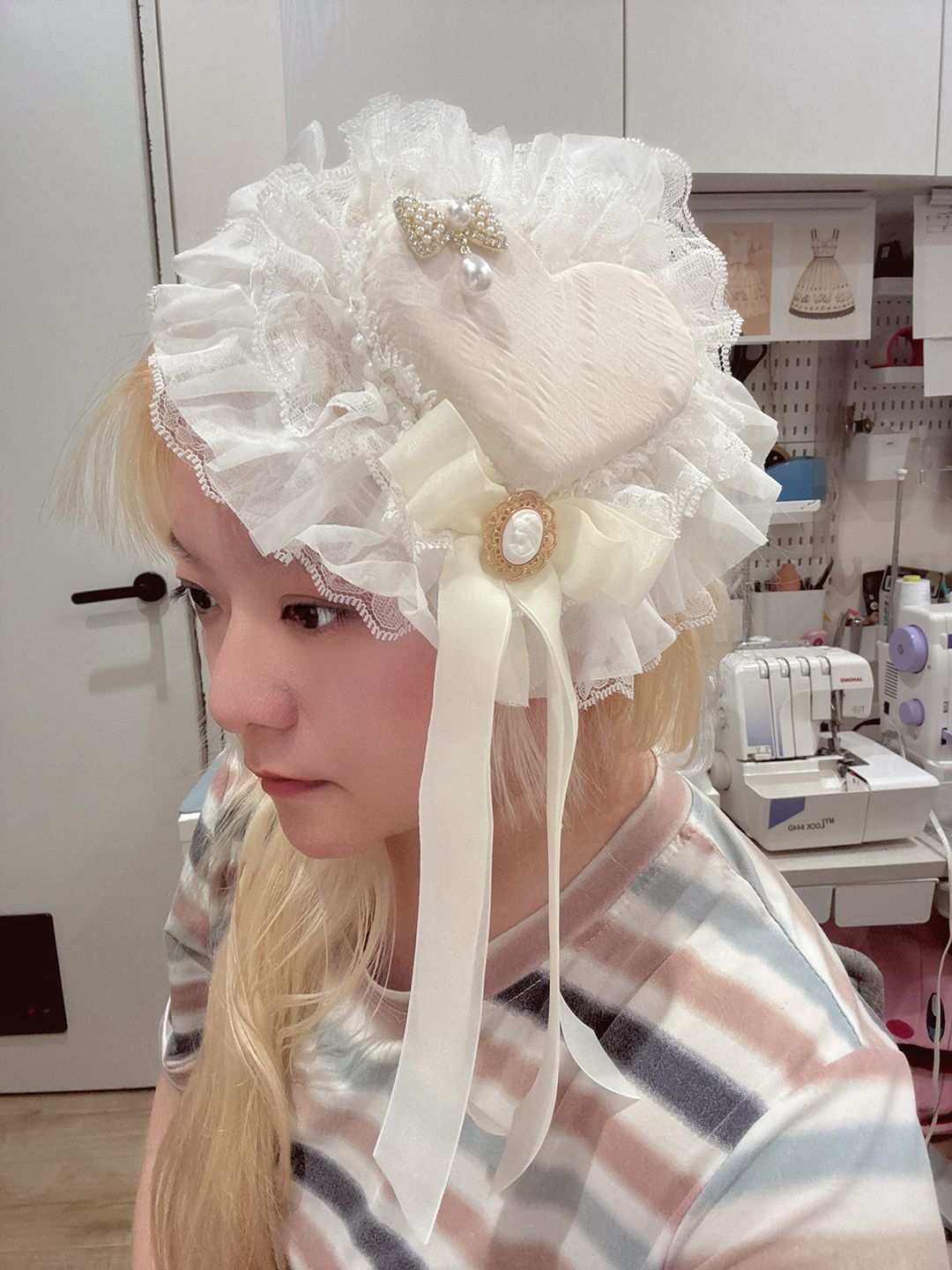 愛心珍珠蝴蝶結蕾絲小禮帽髮夾（奶油白）