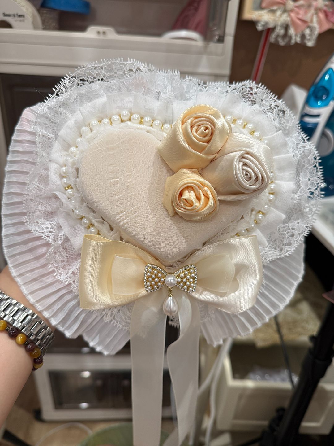 玫瑰花與珍珠滾邊愛心蕾絲小禮帽髮夾（奶油白）