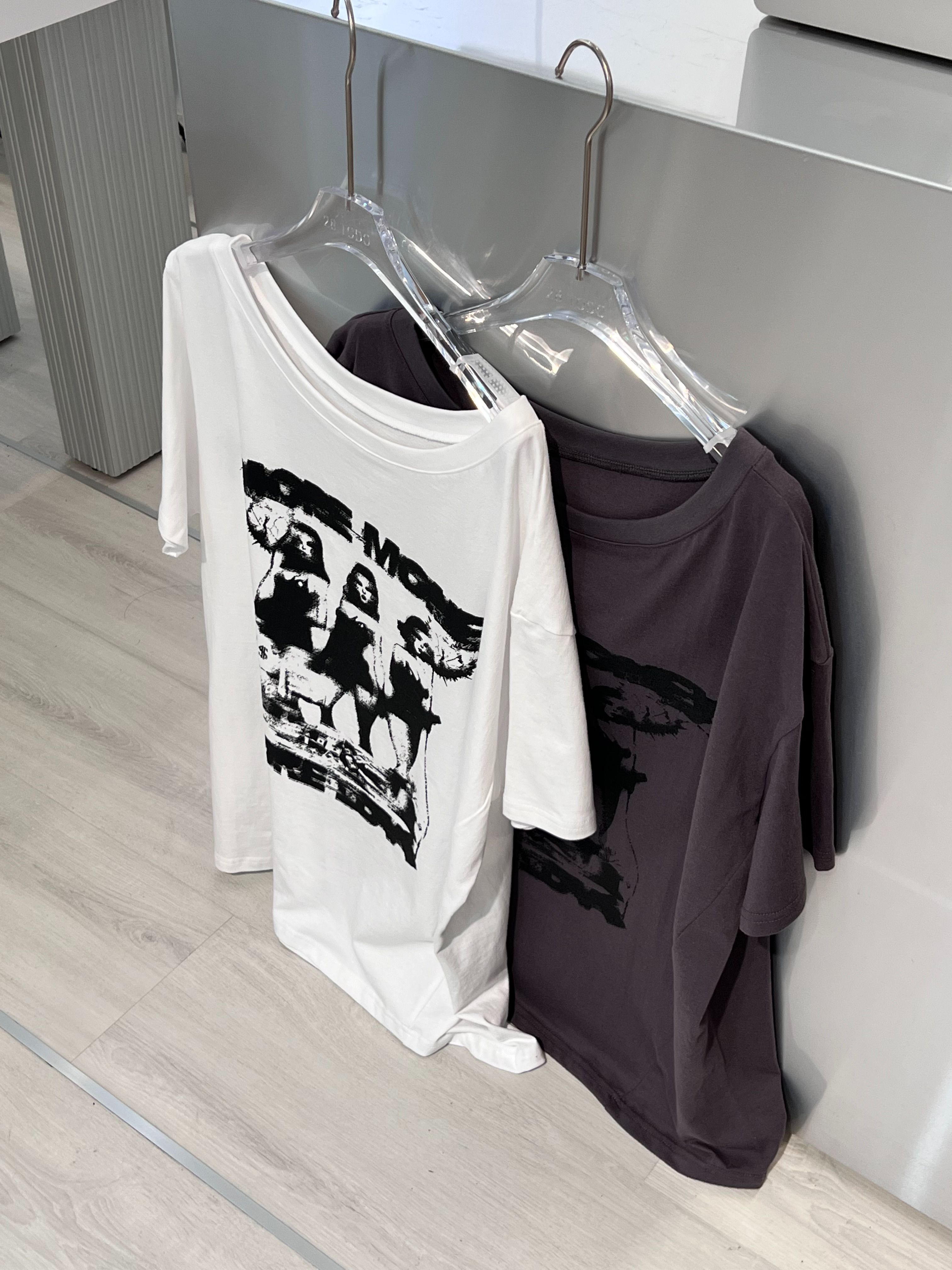 寬鬆大斜肩圖案tee