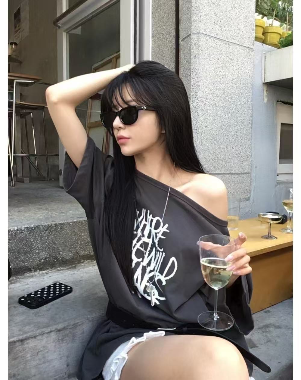 【BRITE9】韓國預購🔥 韓系個性落肩字母印花上衣｜寬鬆不對稱領T恤 落肩上衣 個性穿搭 街頭風