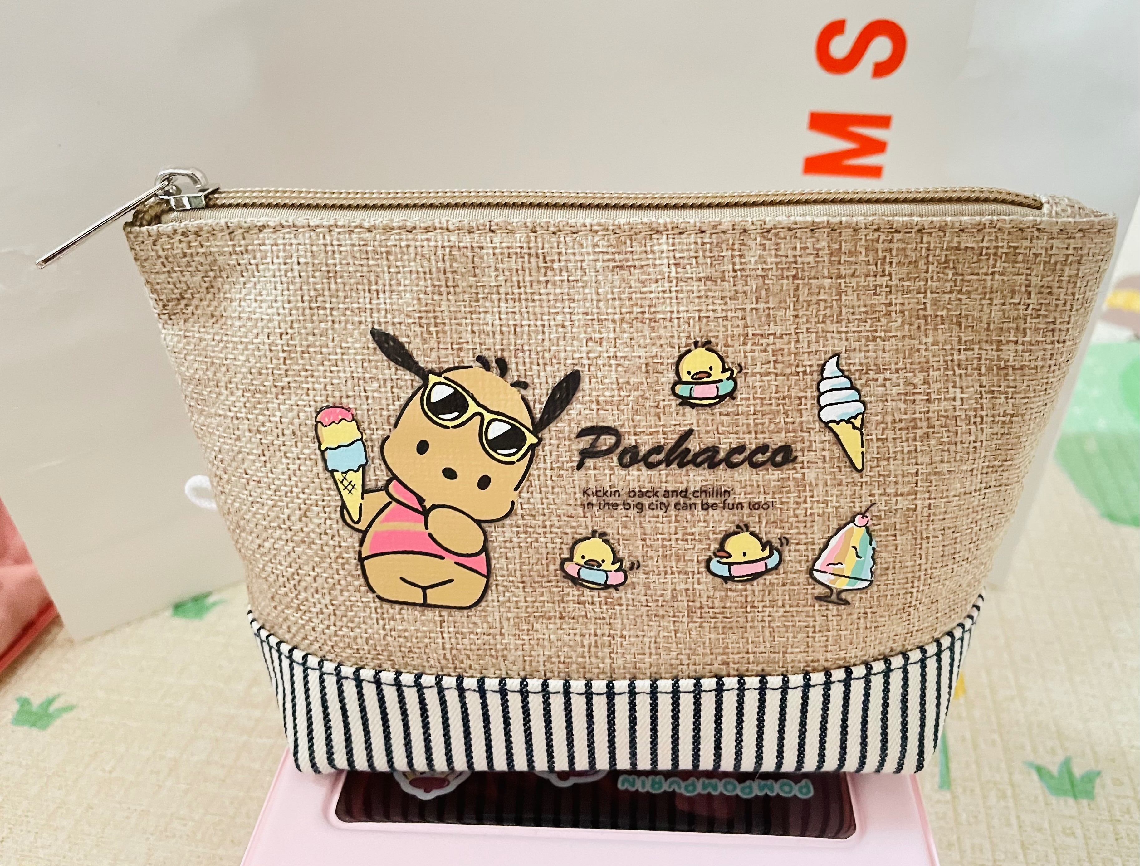 日本限定 思夢樂しまむら 三麗鷗 日曬 日燒 曬黑 帕恰狗 藤編、條紋拼接 化妝包，置物包