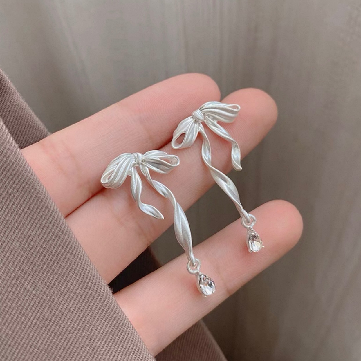 白絲帶蝴蝶結鋯石耳釘