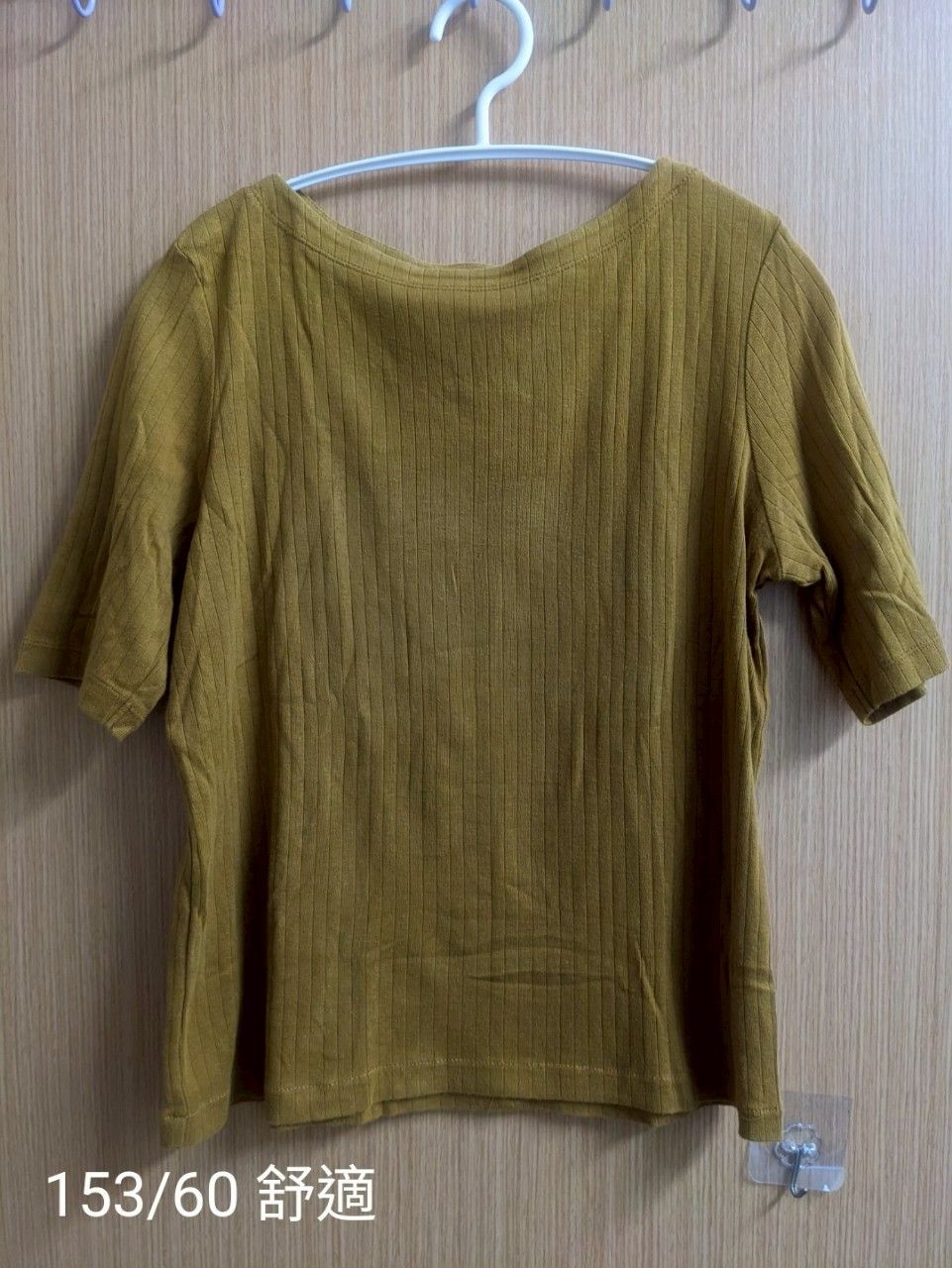 UNIQLO 二手近全新 經典素面好搭 素色卡其黃棉質坑條彈性圓領短袖T恤 #25春天市集 B_250328_6