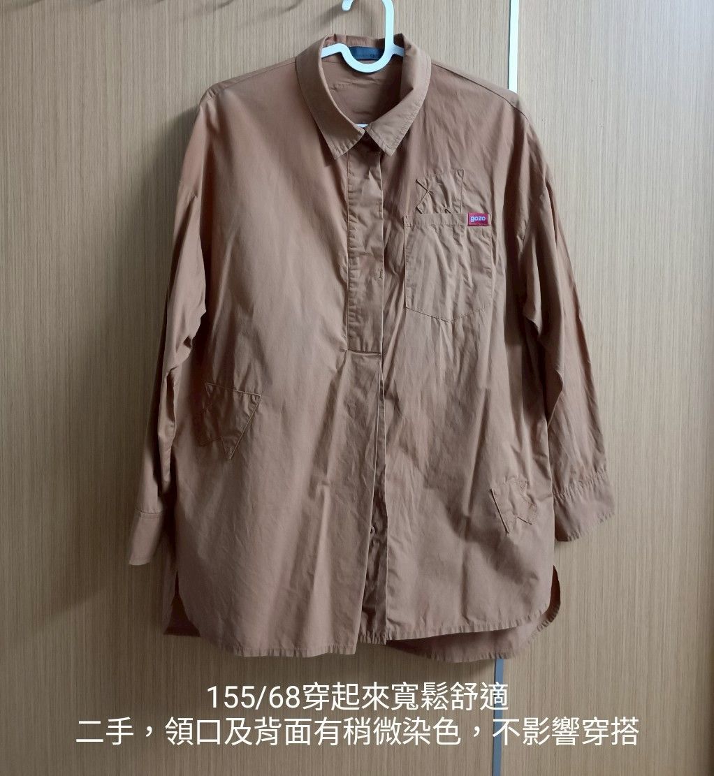 gozo 涼感褶裝飾造型襯衫 鬆下擺長袖襯衫 襯衫 卡其 落肩 刺繡LOGO 襯衫外套 中性 織標造型 250421_4