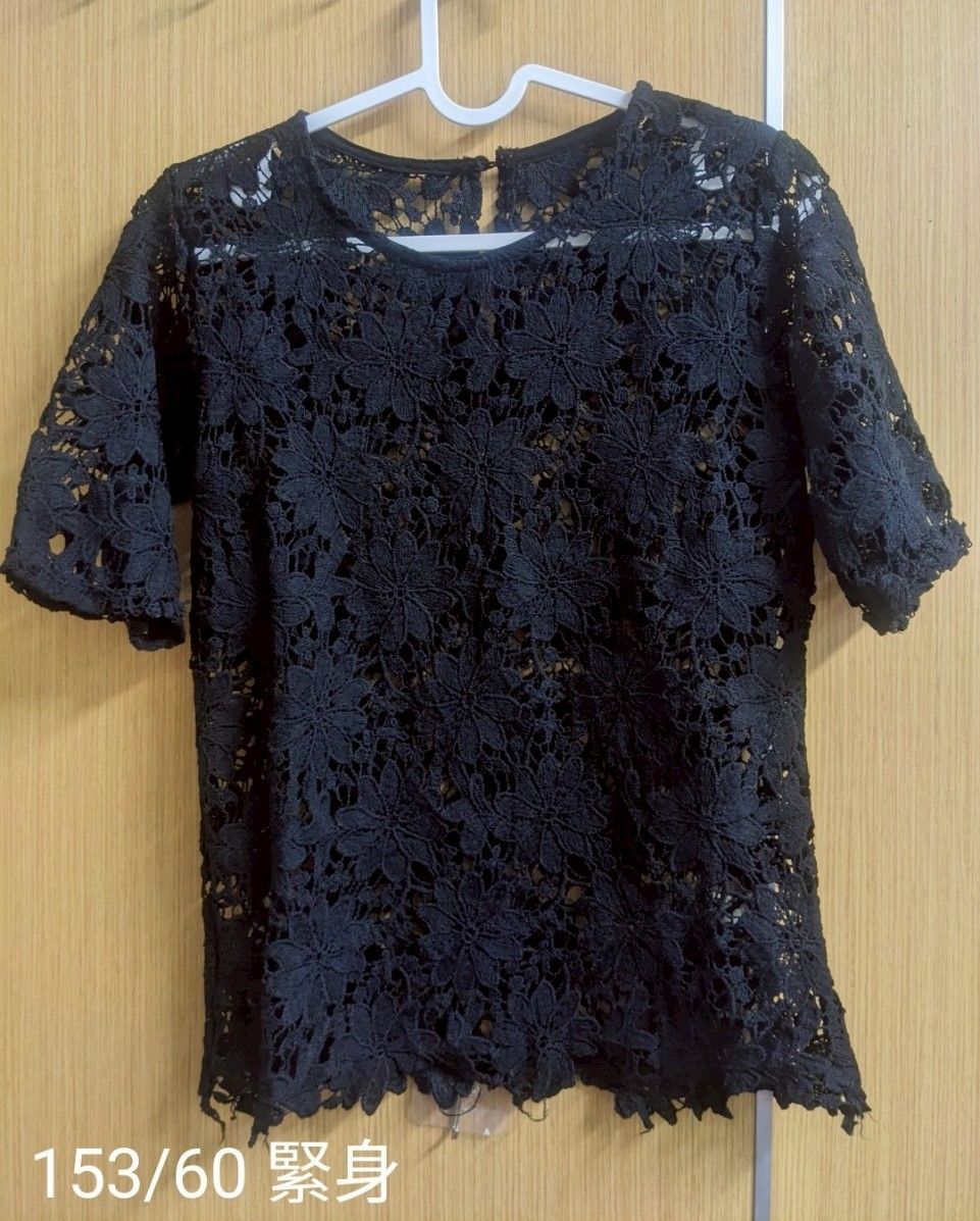【現貨】高雅氣質花卉刺繡蕾絲短袖 蕾絲上衣 蕾絲衫 氣質蕾絲上衣 雕花上衣黑色花朵蕾絲上衣圓領女生 B_250504_7