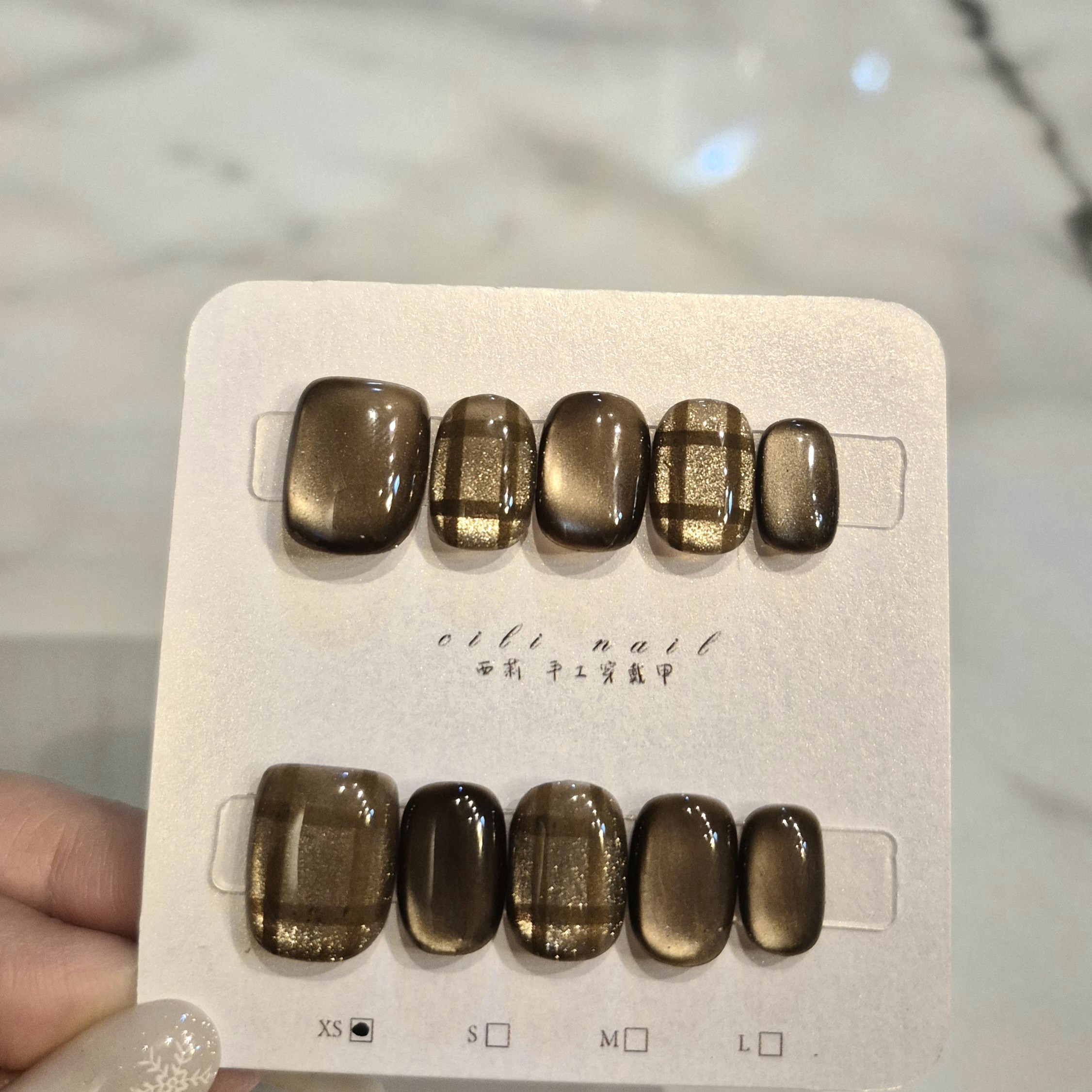 新款上架：暖棕格紋