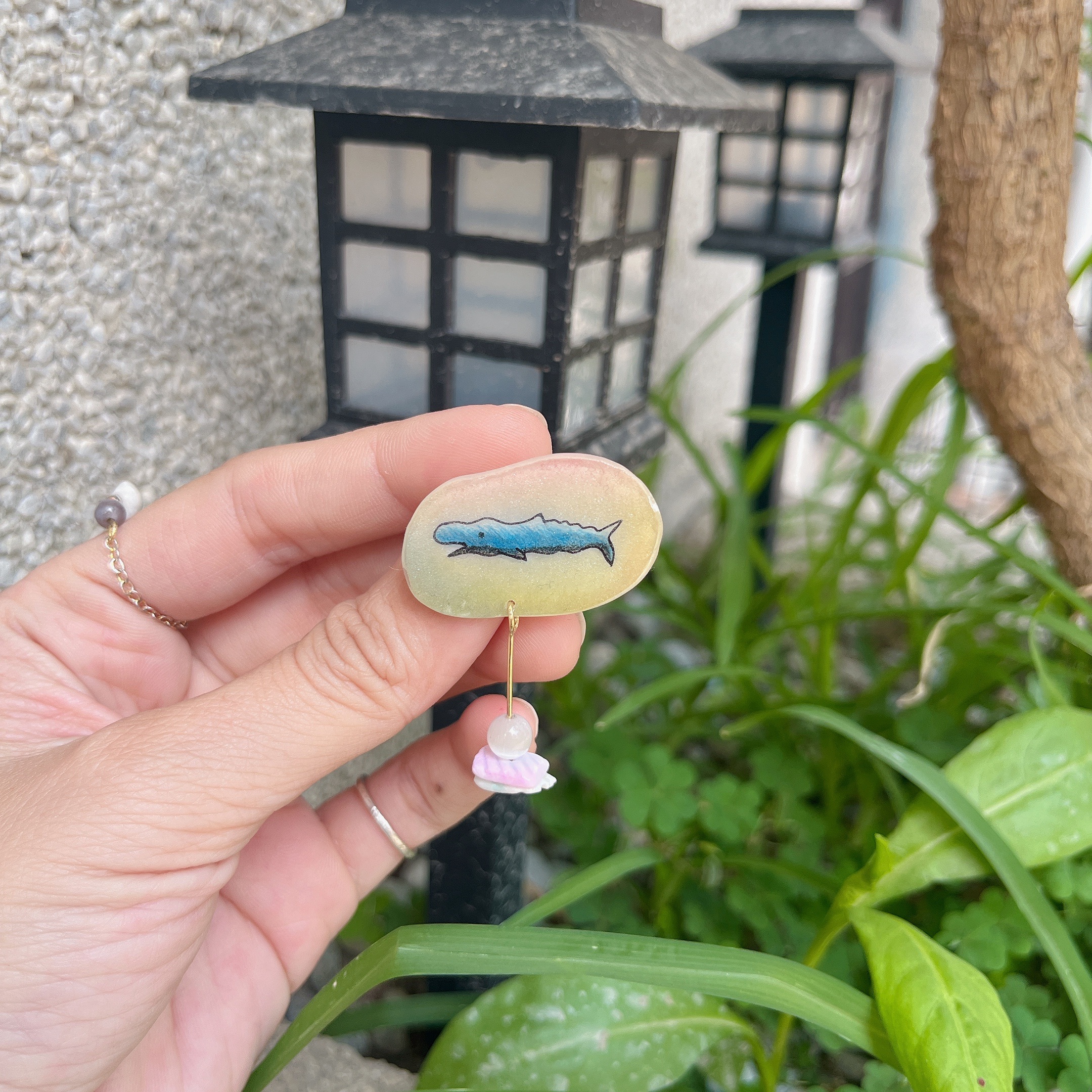 胸針—穿梭彩虹海的藍鯨
