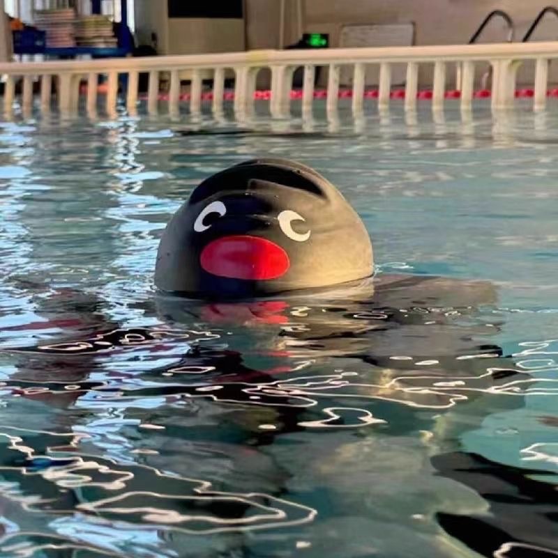 Pingu企鵝泳帽🐧泳池中最亮眼的存在！