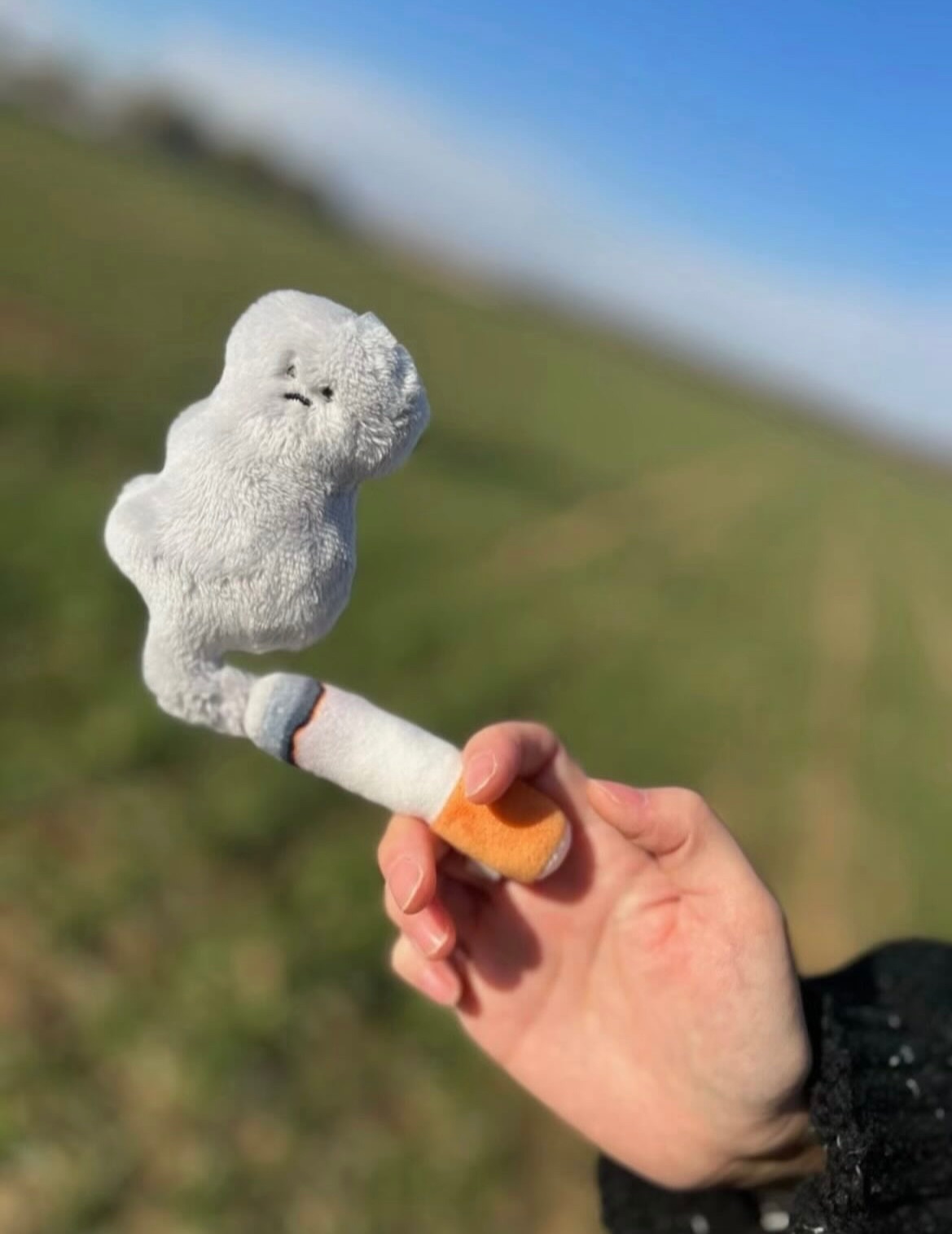 「很燥就來一根吧」可愛煙絨毛吊飾🚬