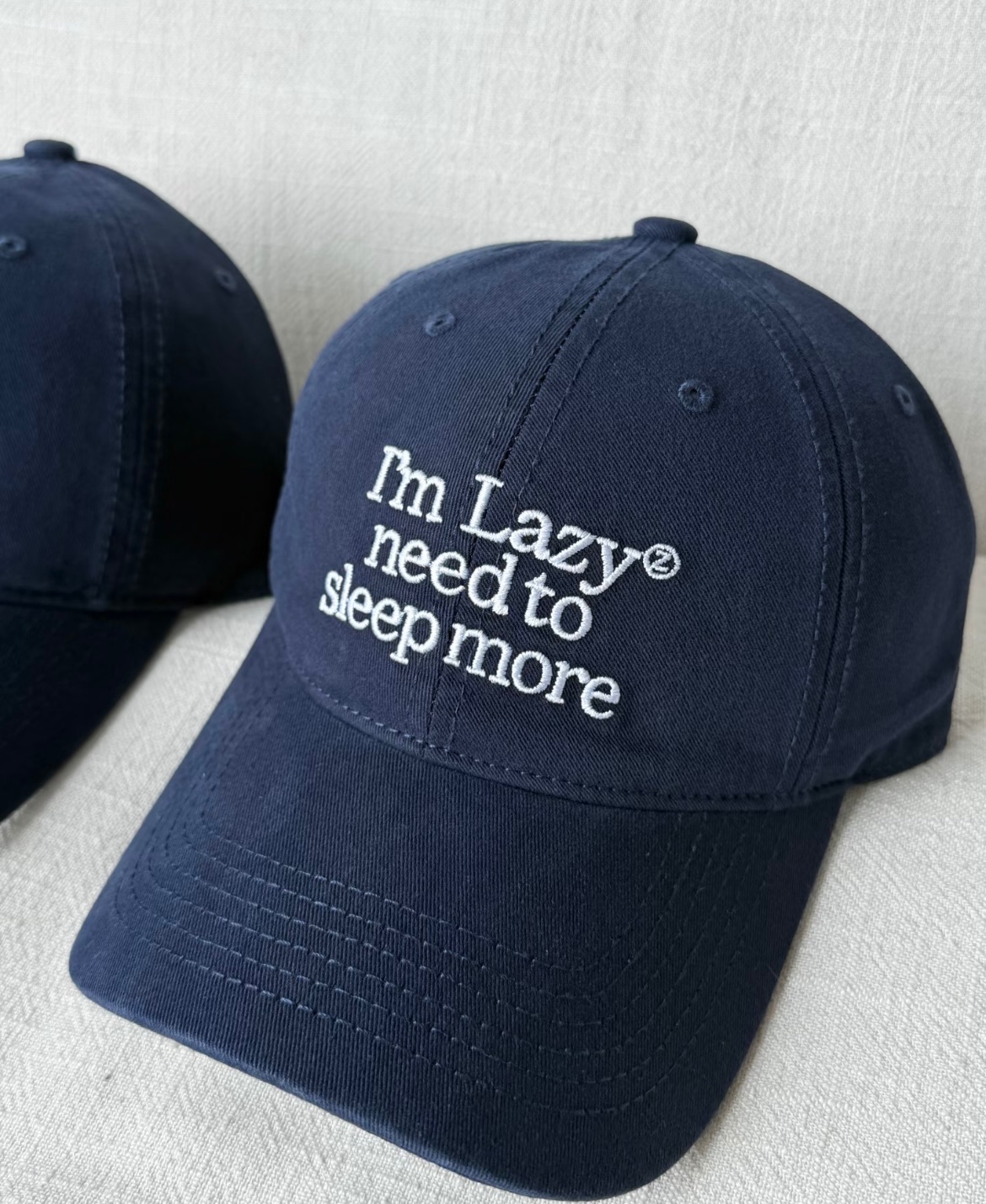 「抱歉我太懶了 需要再睡五分鐘」刺繡棒球帽🧢