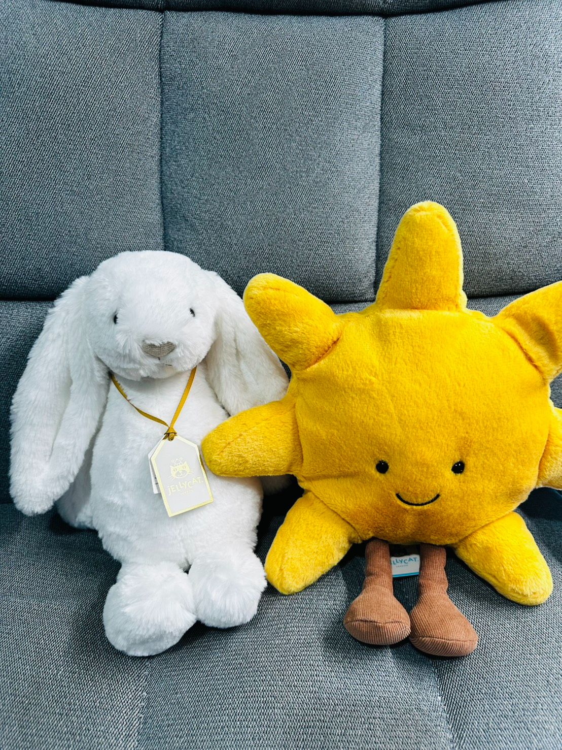 【在台現貨】Jellycat 白色金標兔兔 Luxe Bunny Luna White（左）/太陽娃娃（右）