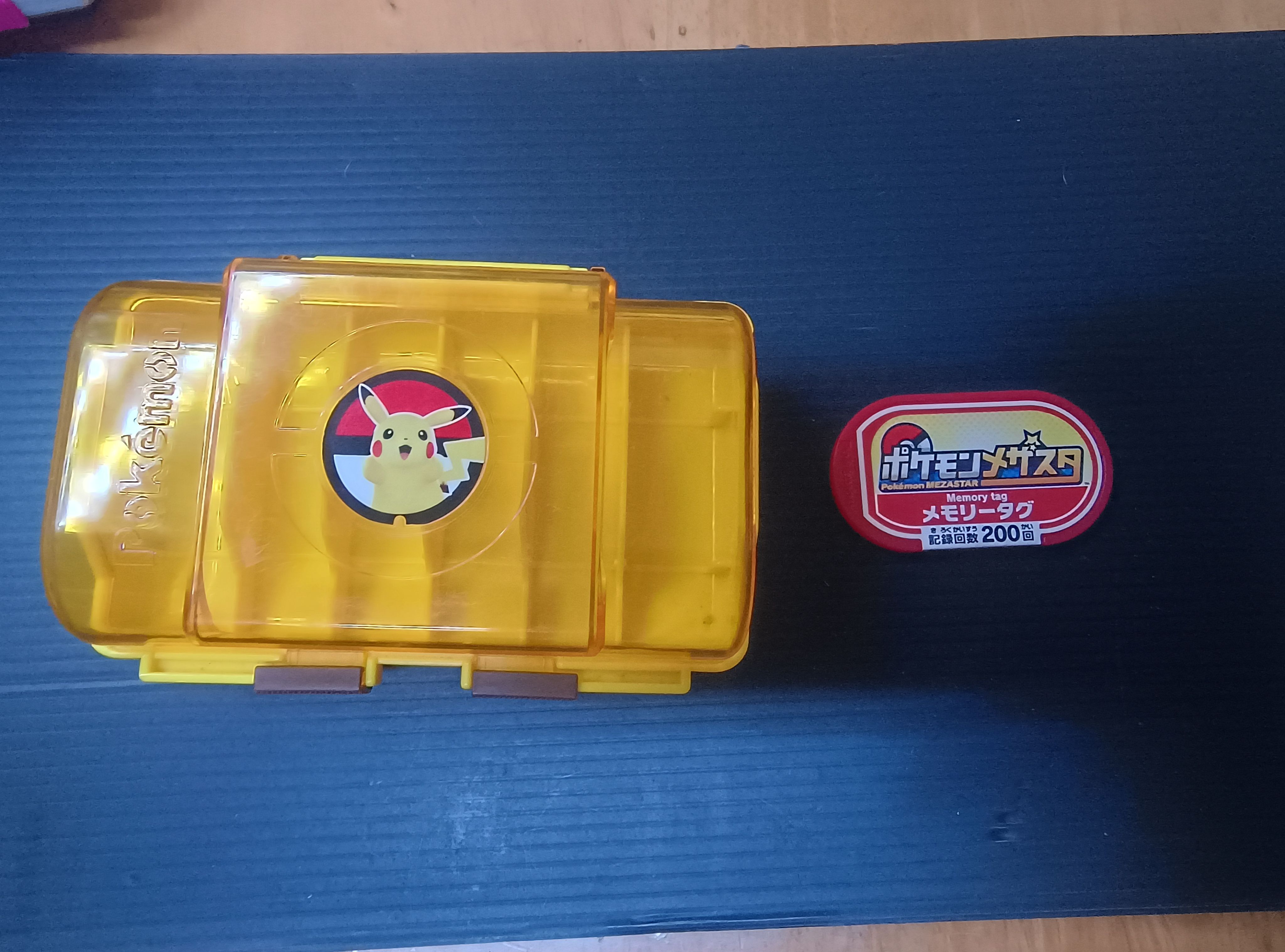 【如圖13】Pokémon Mezasta原廠隨身卡匣盒- 有貼紙+記錄卡匣200回（贈合身100入卡匣膜1包）