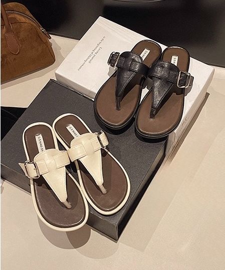 9903 百搭法式質感 親膚軟皮料 側方釦 夾腳拖鞋 平底拖鞋